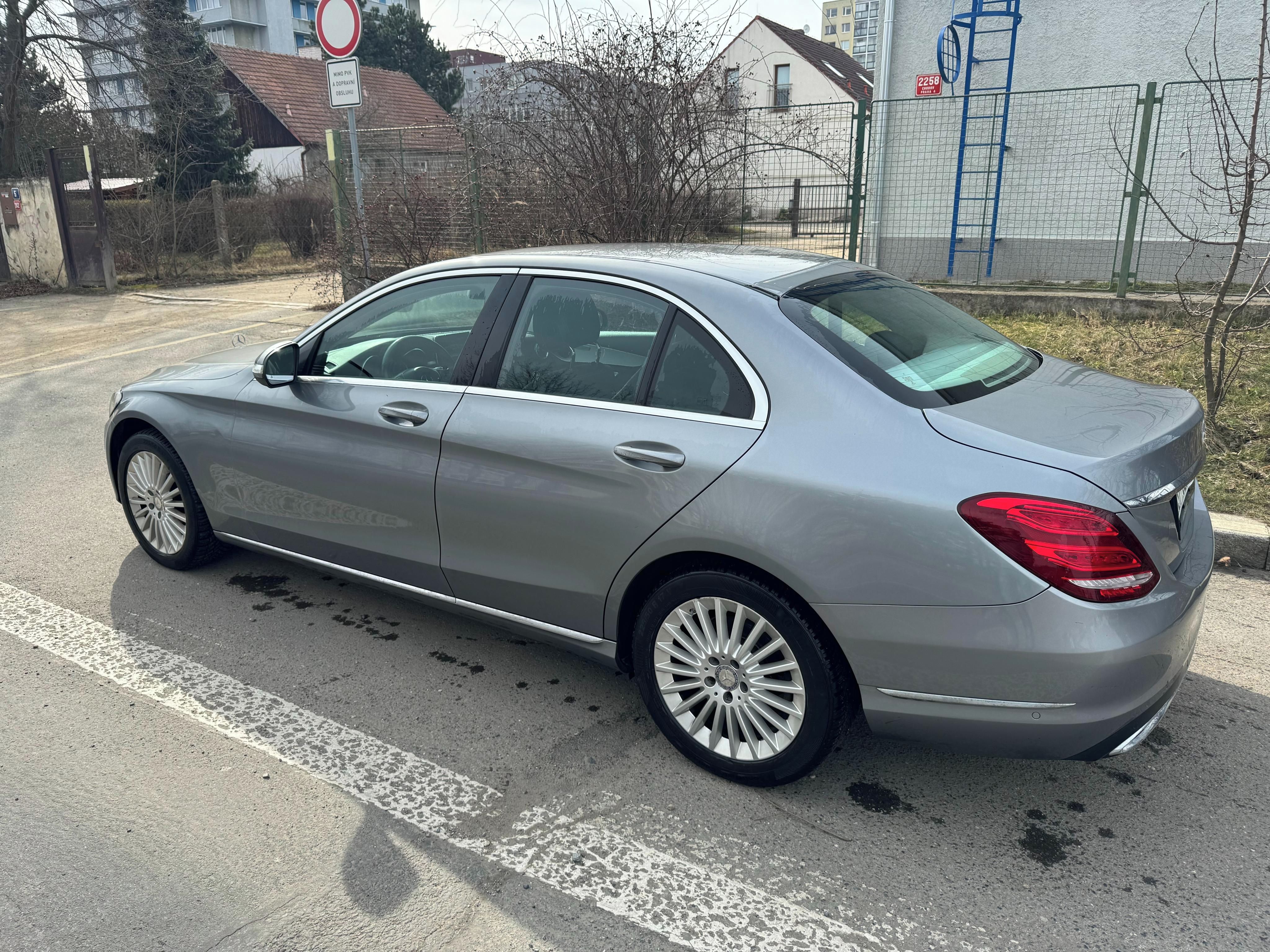 Mercedes-Benz Třídy C, nehavarováno - fotka 4
