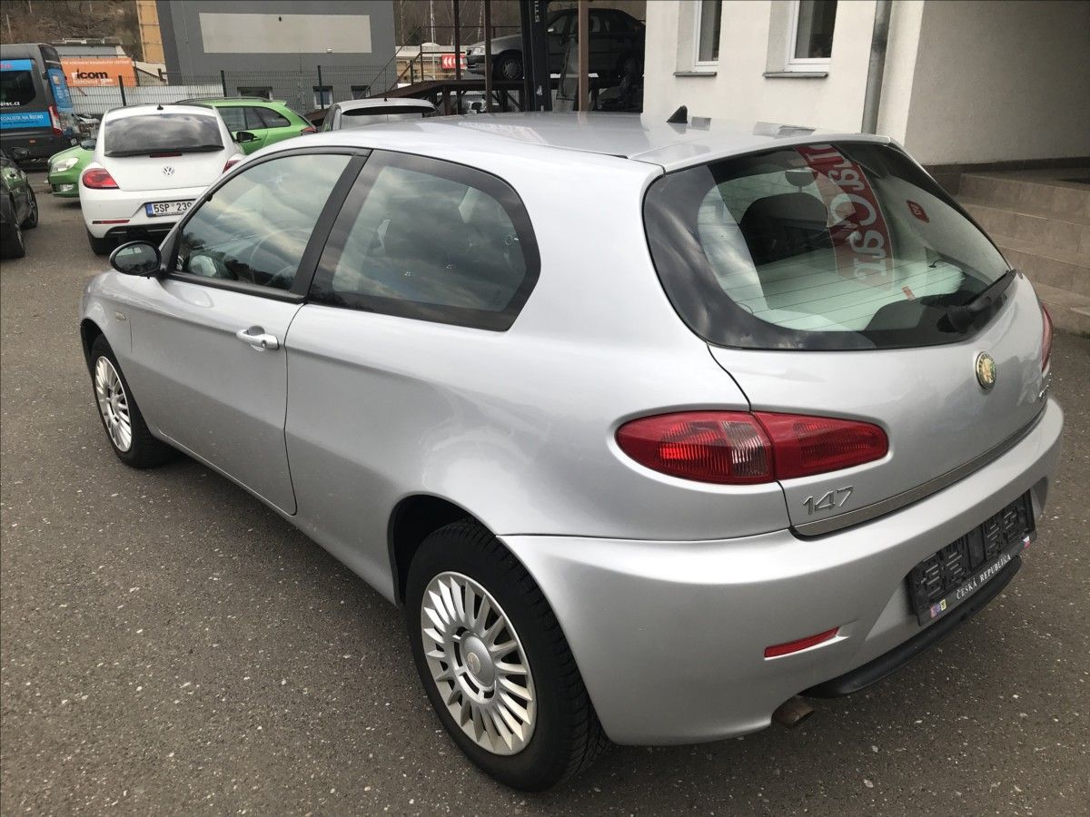 Alfa Romeo 147, 1,6 i 3dv. 77kW - fotka 6