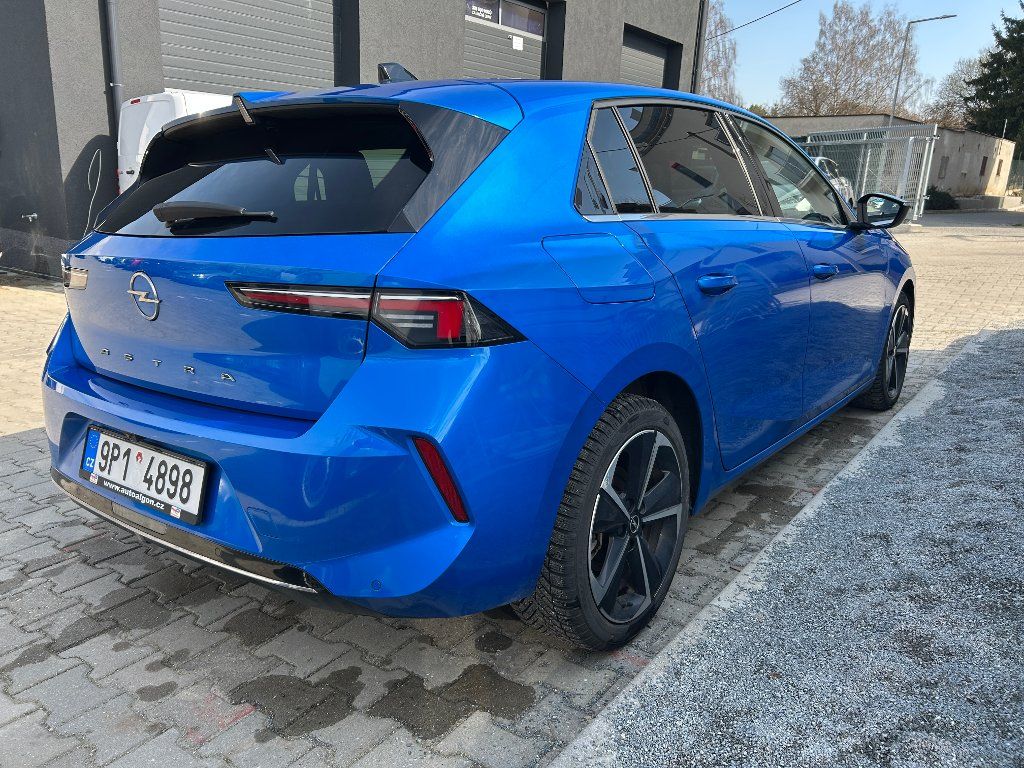 Opel Astra, Elegance 1,2 Turbo 96kW MT6 - fotka 4