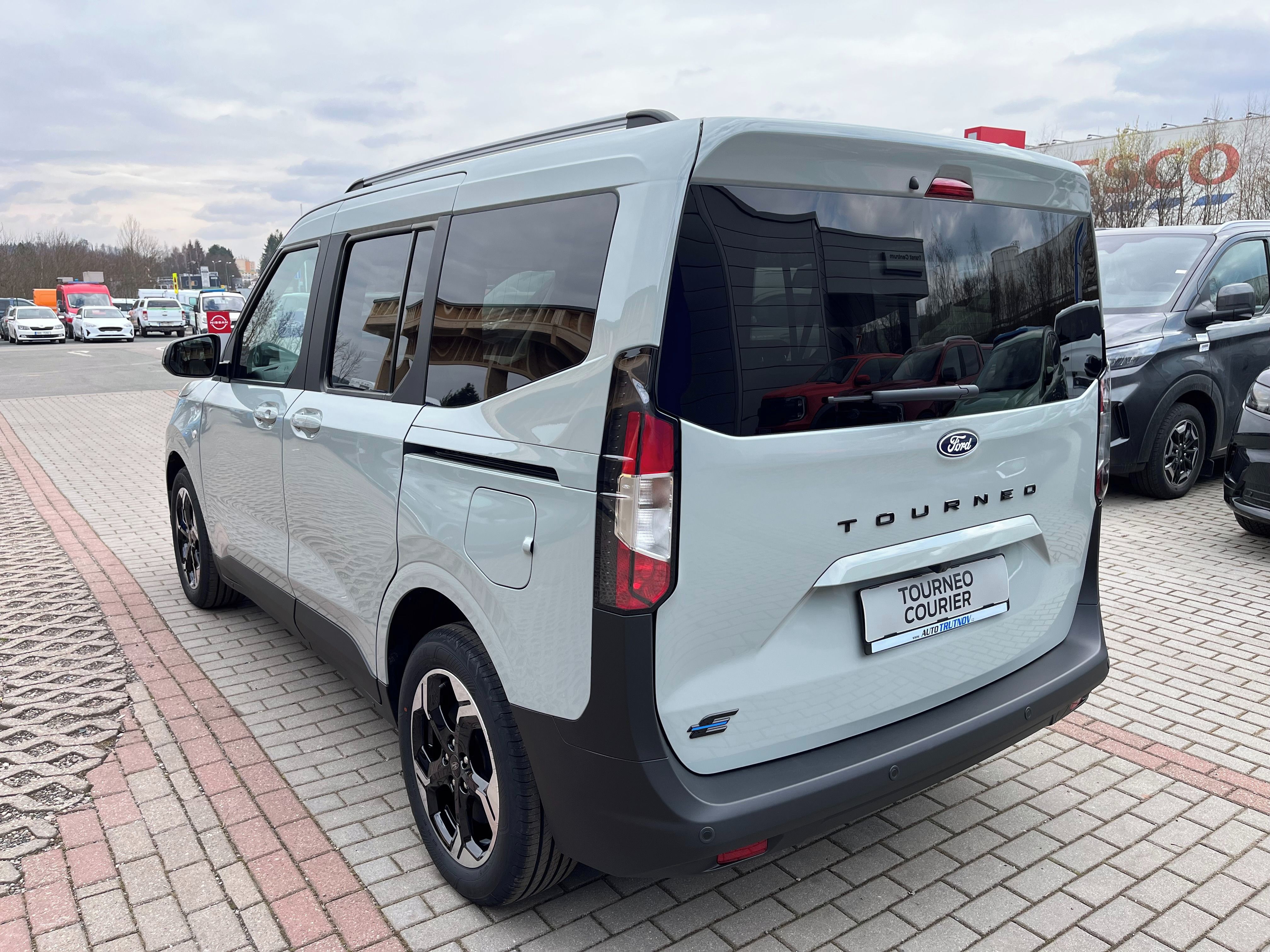 Ford Tourneo Courier, BEV 100 kW 43 kWh 150 Titanium - fotka 3
