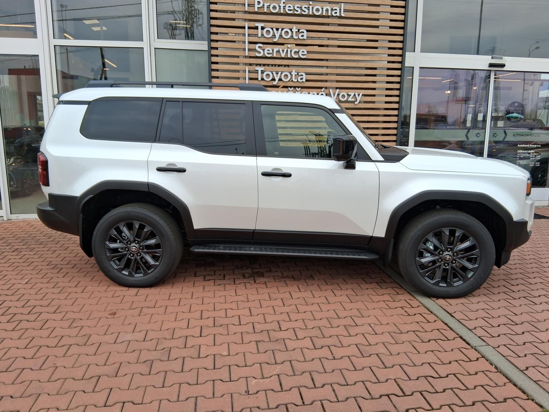 Toyota Land Cruiser, 2,8 MHEV EXECUTIVE + SKYVIEW - fotka 3