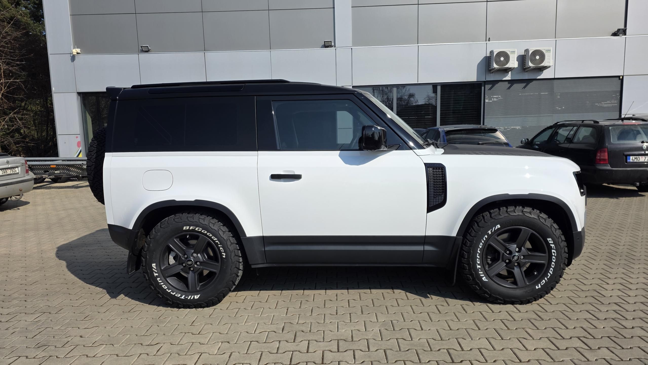 Land Rover Defender, TOP STAV VZDUCH VELKÝ SERVIS - fotka 3