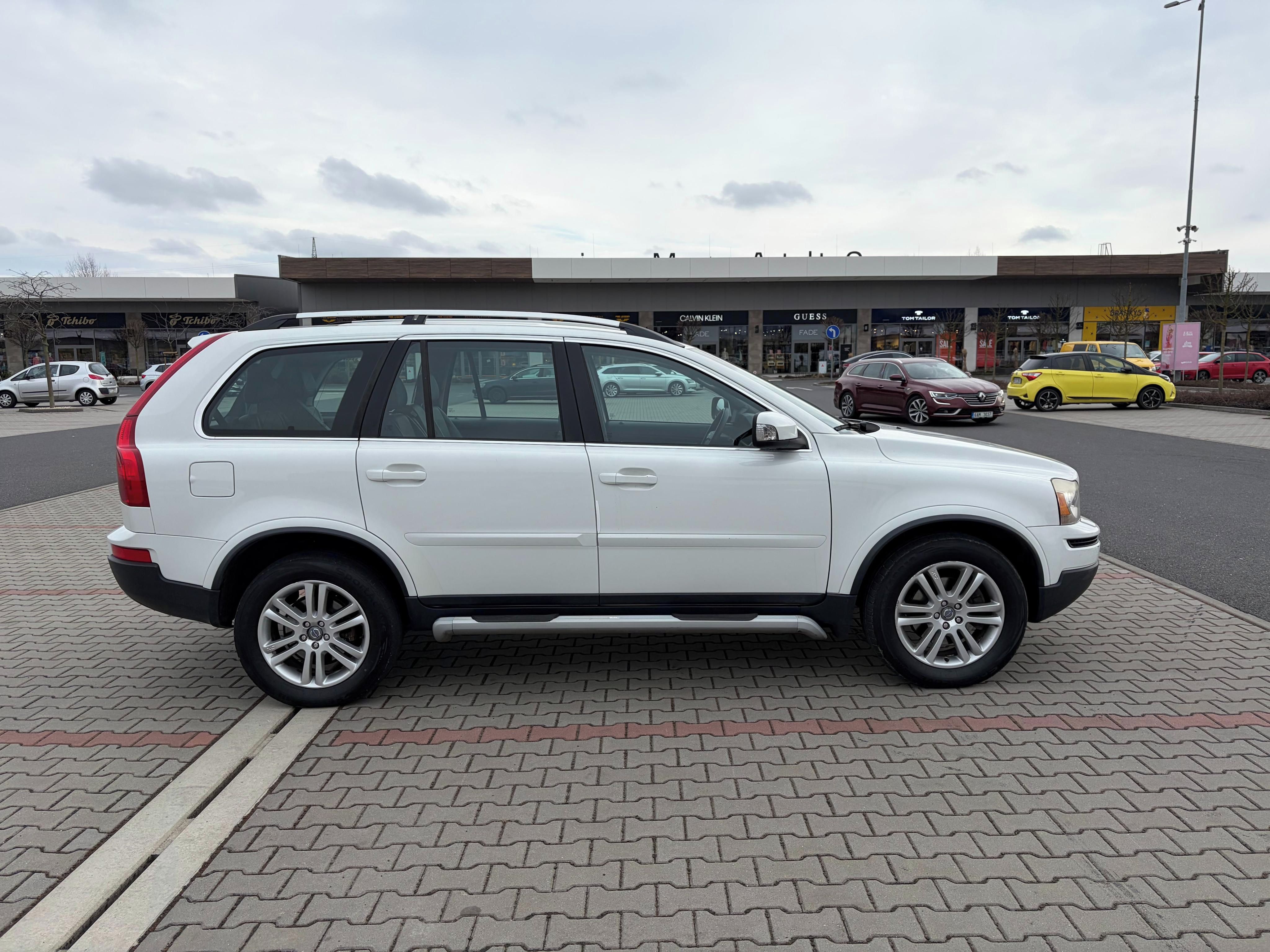 Volvo XC90, D5 AWD ČR 7 MÍST - fotka 2