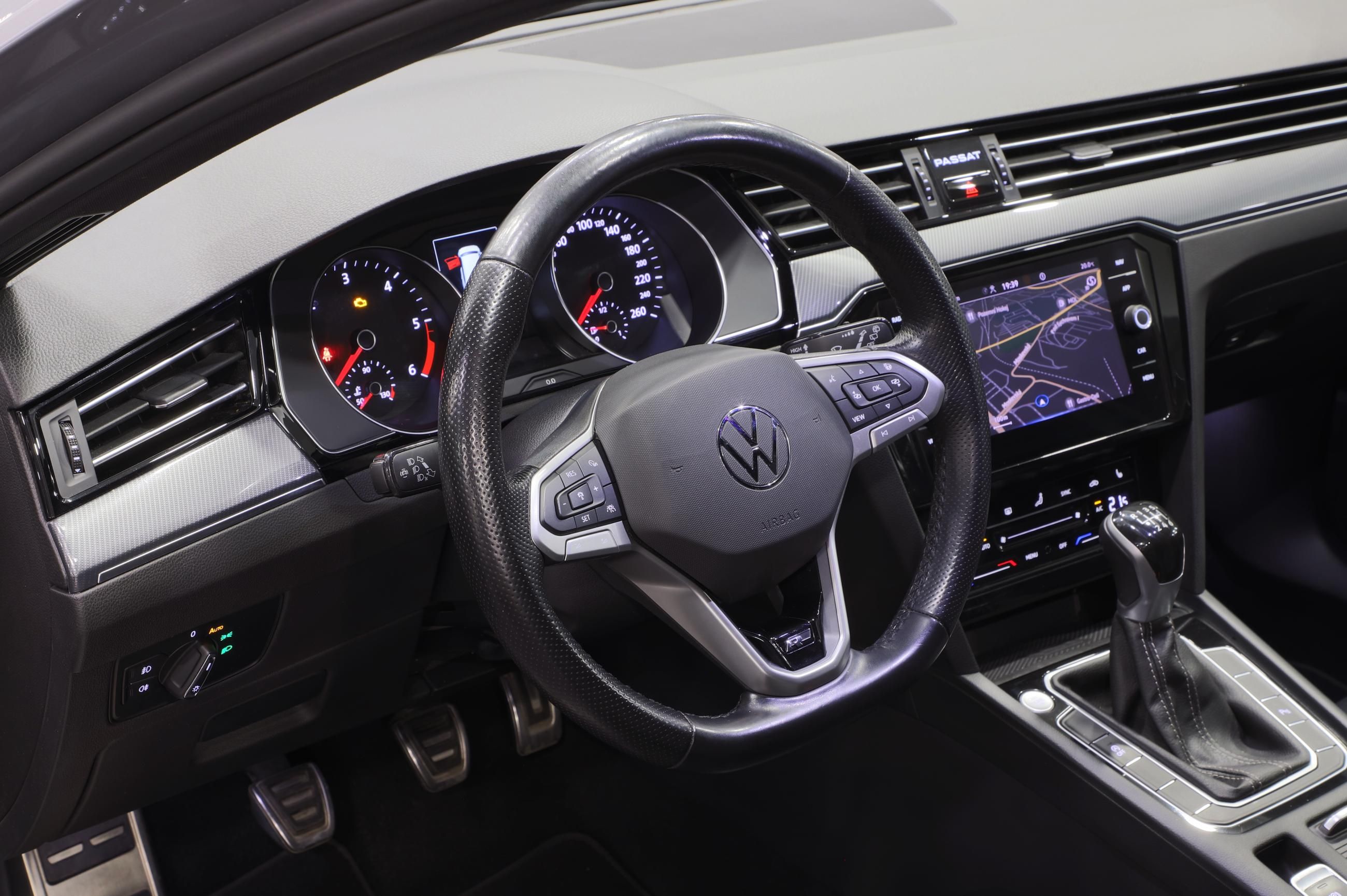 Volkswagen Passat Variant, 2.0 TDI 110kW R-Line / ALU 19 - fotka 6