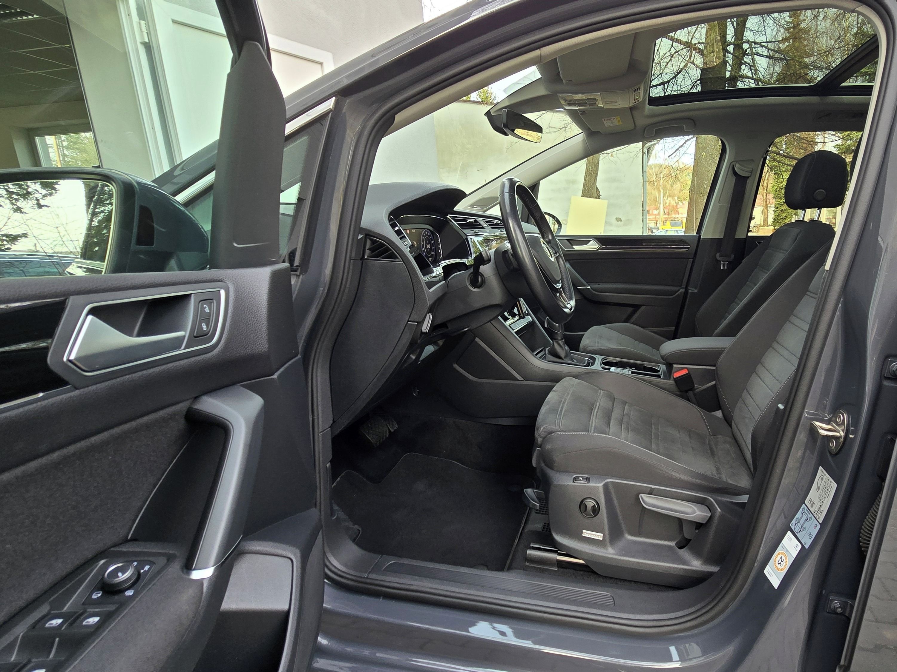 Volkswagen Touran, 2.0TDI DSG Highline 1.maj. DPH - fotka 4