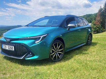 TS GR Sport 2.0 Hybrid