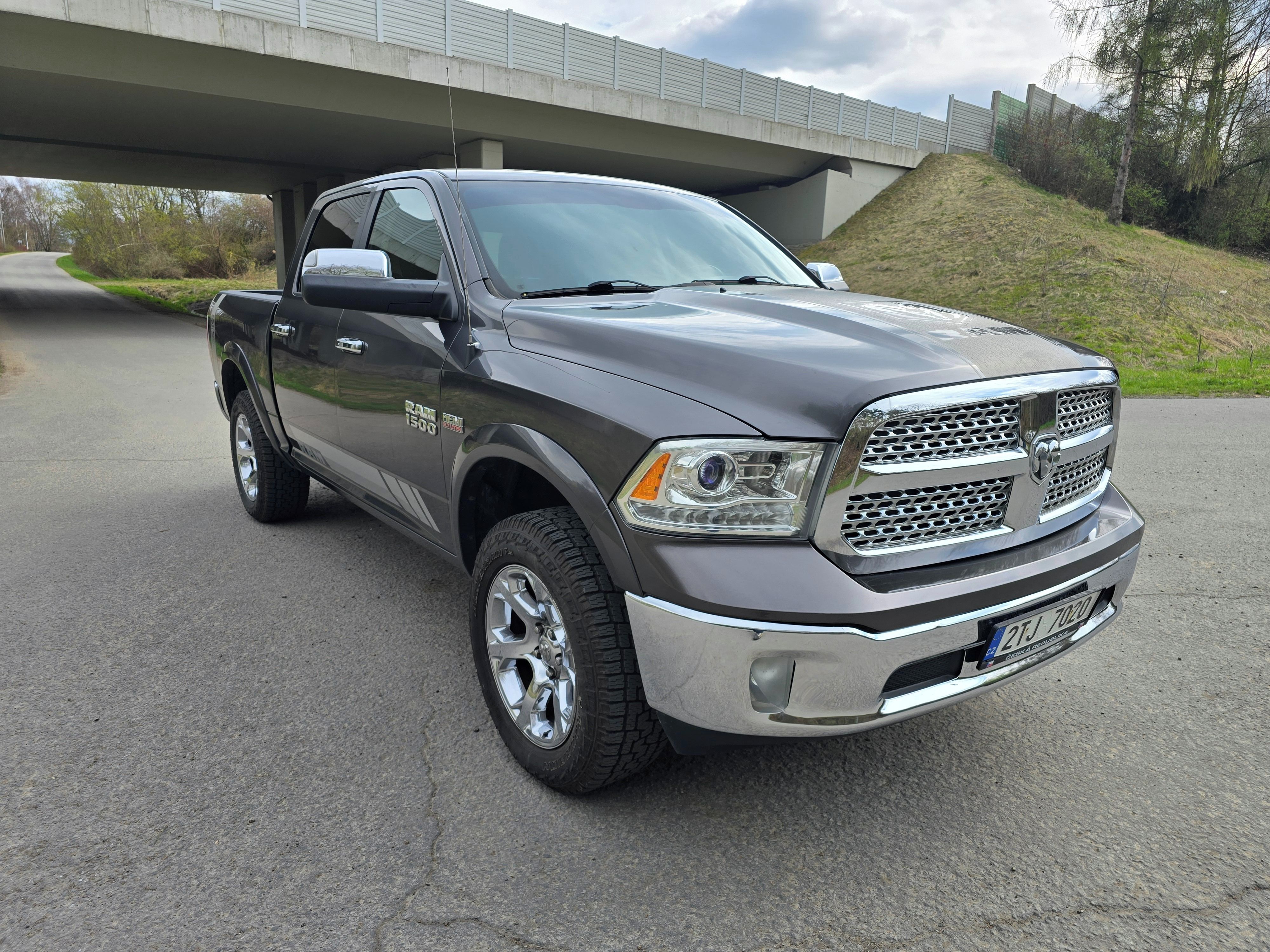 Dodge Ram, 1500 Laramie 5,7Hemi NEBOURANÉ