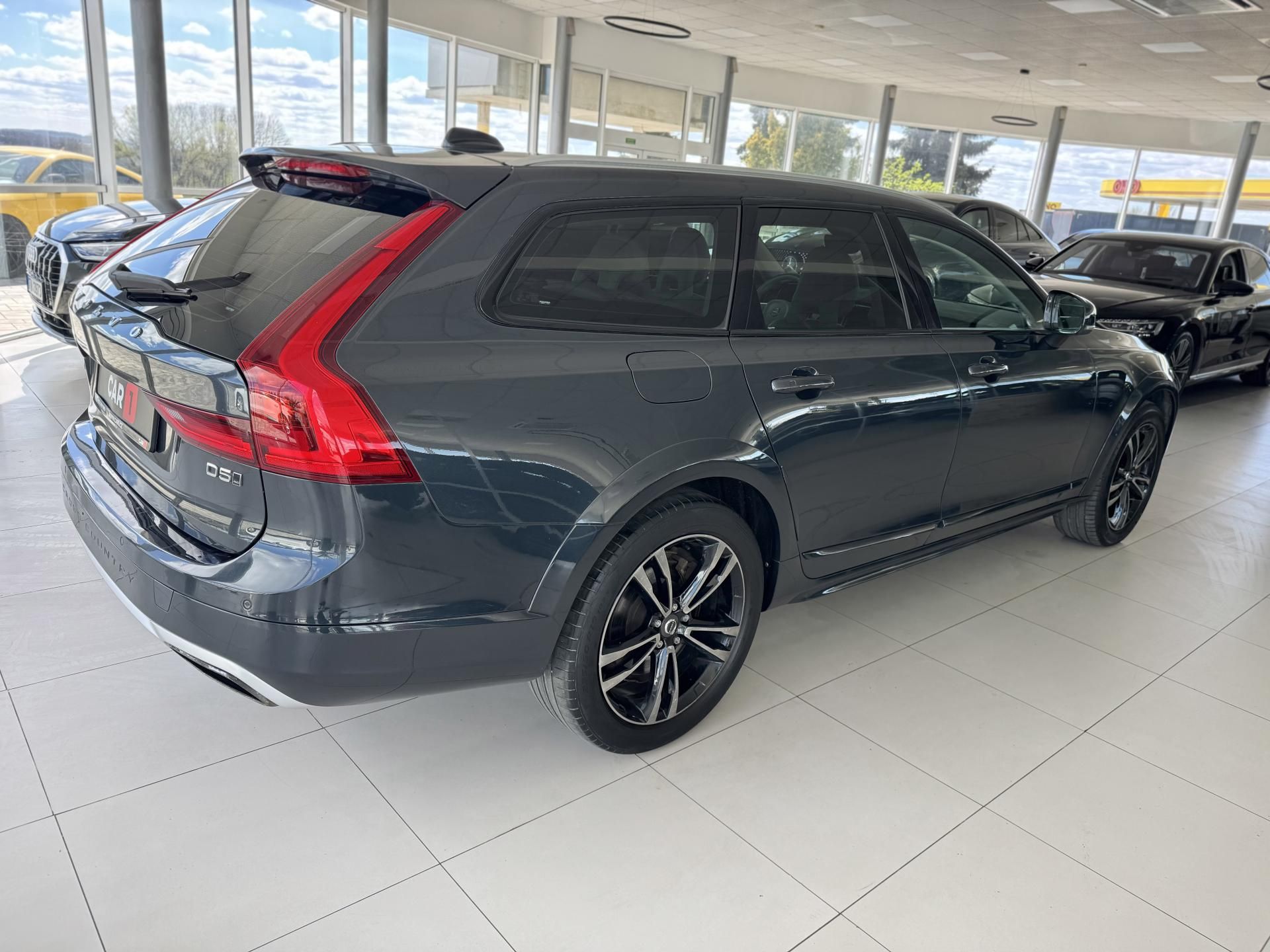 Volvo V90, CC*D5 173kW*AWD*KeyLess*Tažné - fotka 5