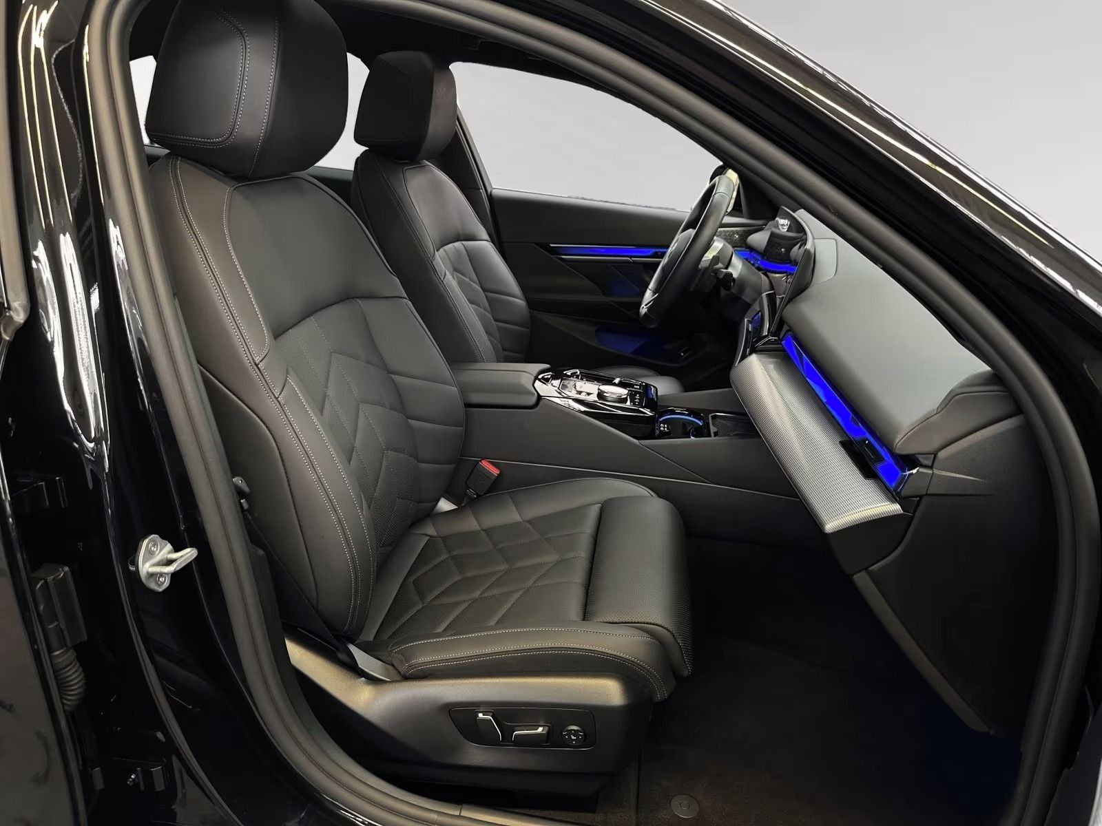 BMW Řada 5, 550e xDrive M Sport Panorama - fotka 6