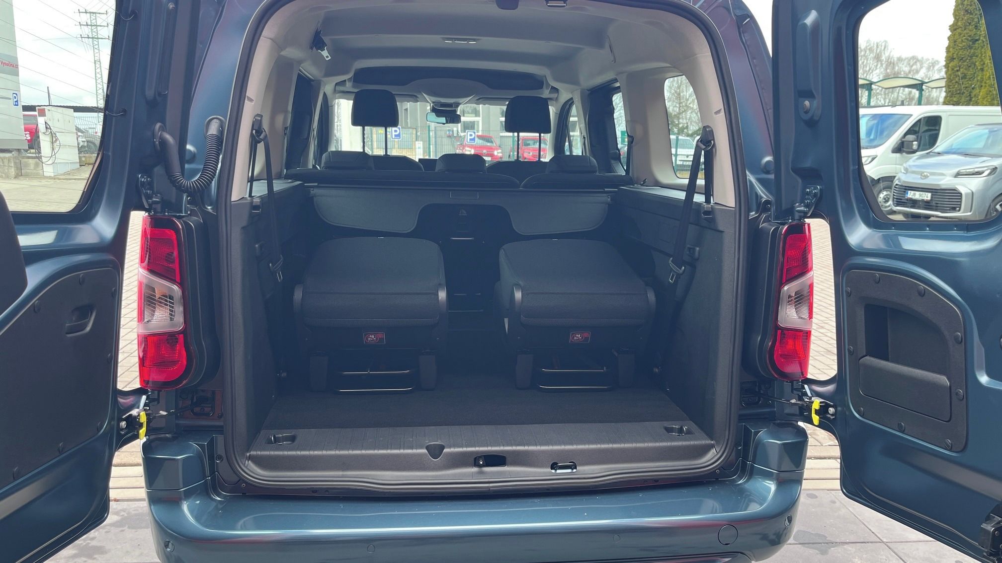 Toyota Proace City Verso, Long 1,2i 110PS Business 7s - fotka 5