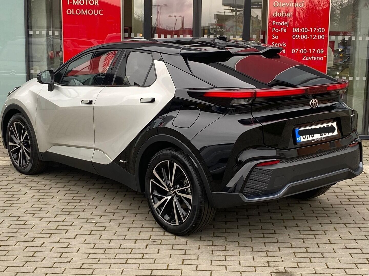 Toyota C-HR, 2,0 Hybrid Executive Premiere - fotka 2
