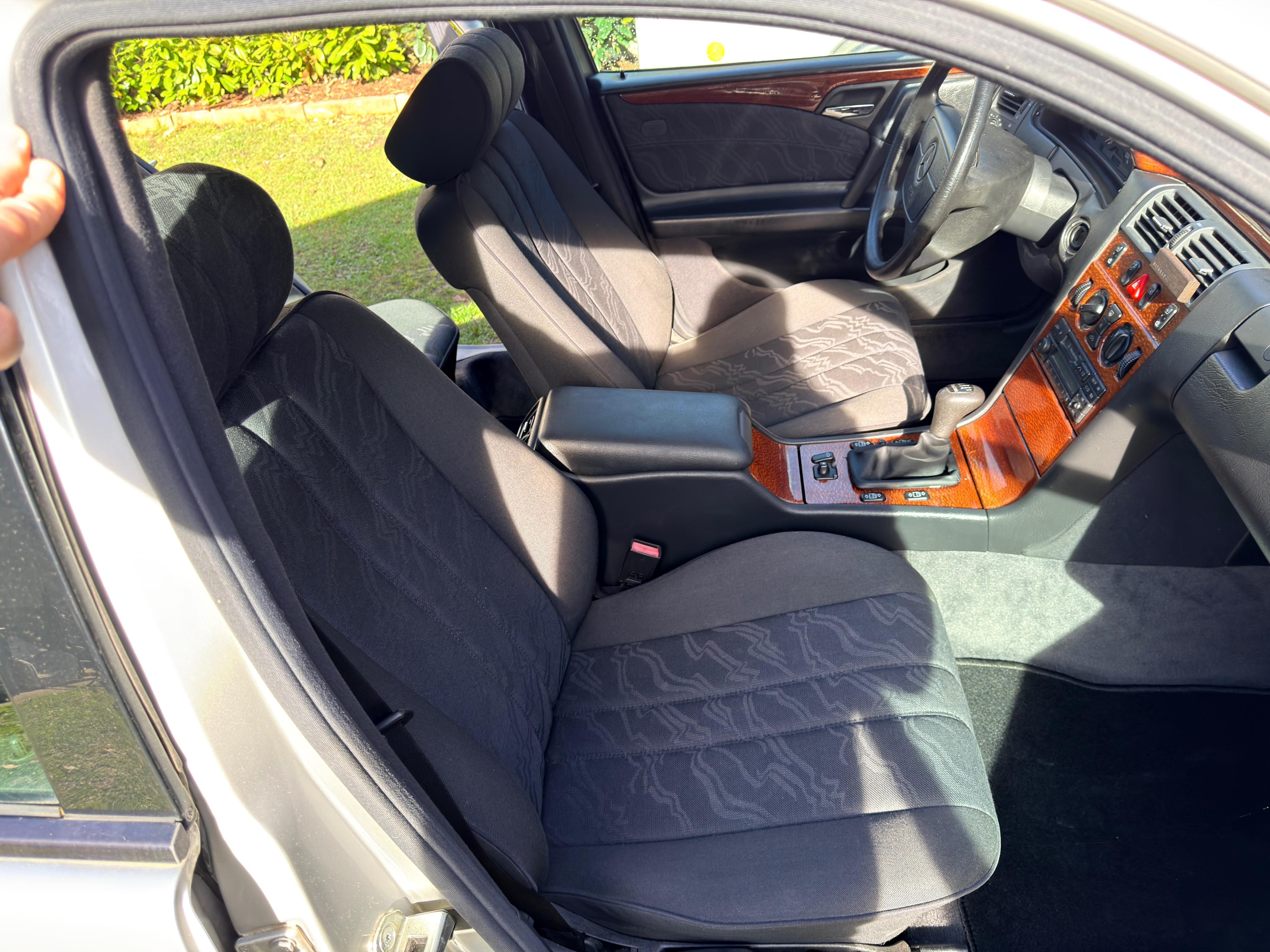 Mercedes-Benz Třídy E, E 220 D - fotka 6