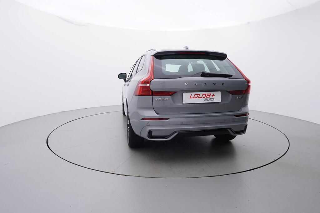 Volvo XC60, Plus Dark 2.0 B4 145 kW - fotka 4