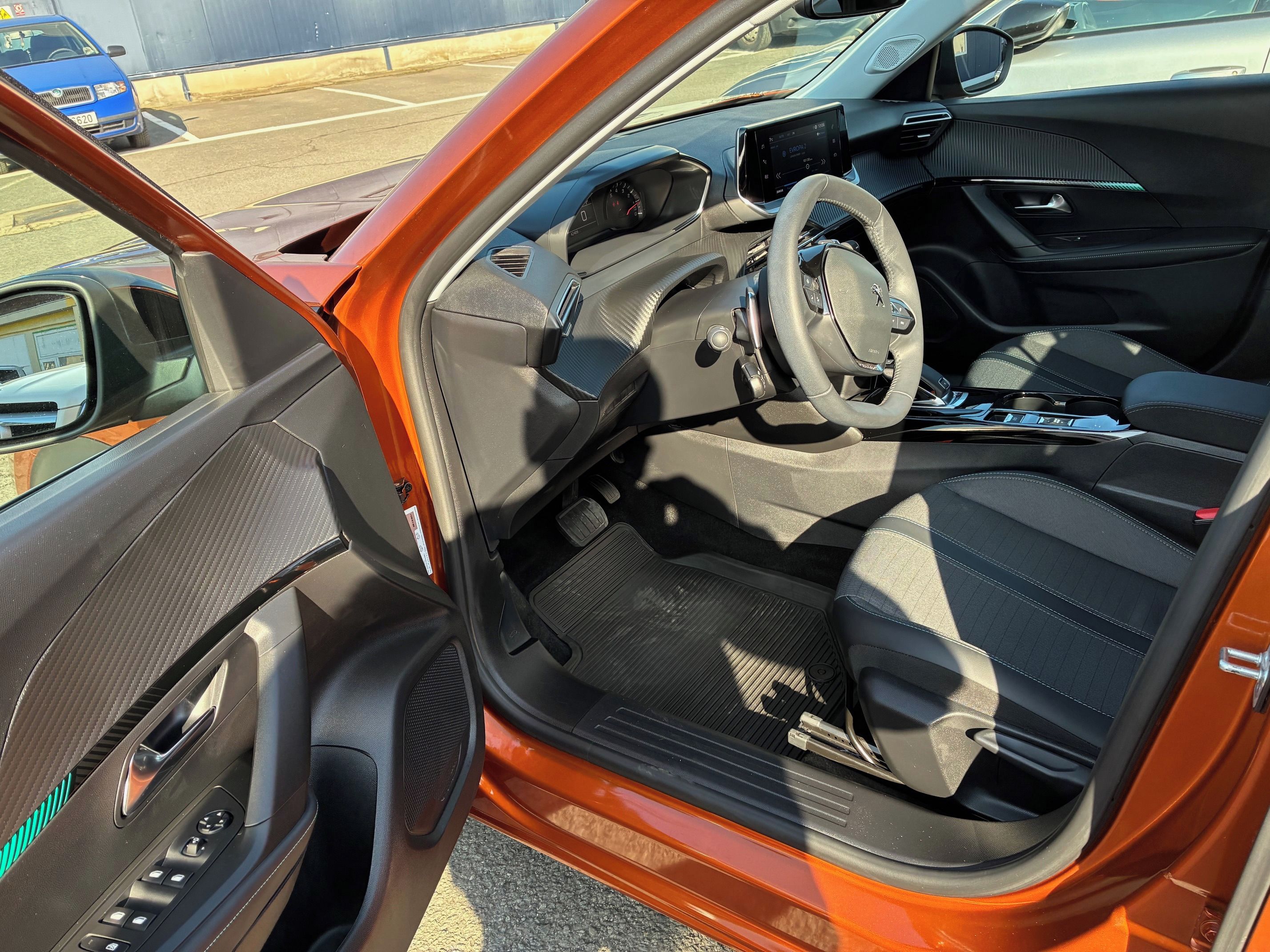 Peugeot 2008, Allure 1,2 Pure Tech 130k EAT - fotka 3