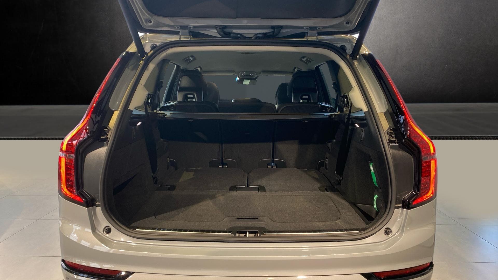 Volvo XC90, PLUS DARK, T8 AWD, 228+107 kW - fotka 6