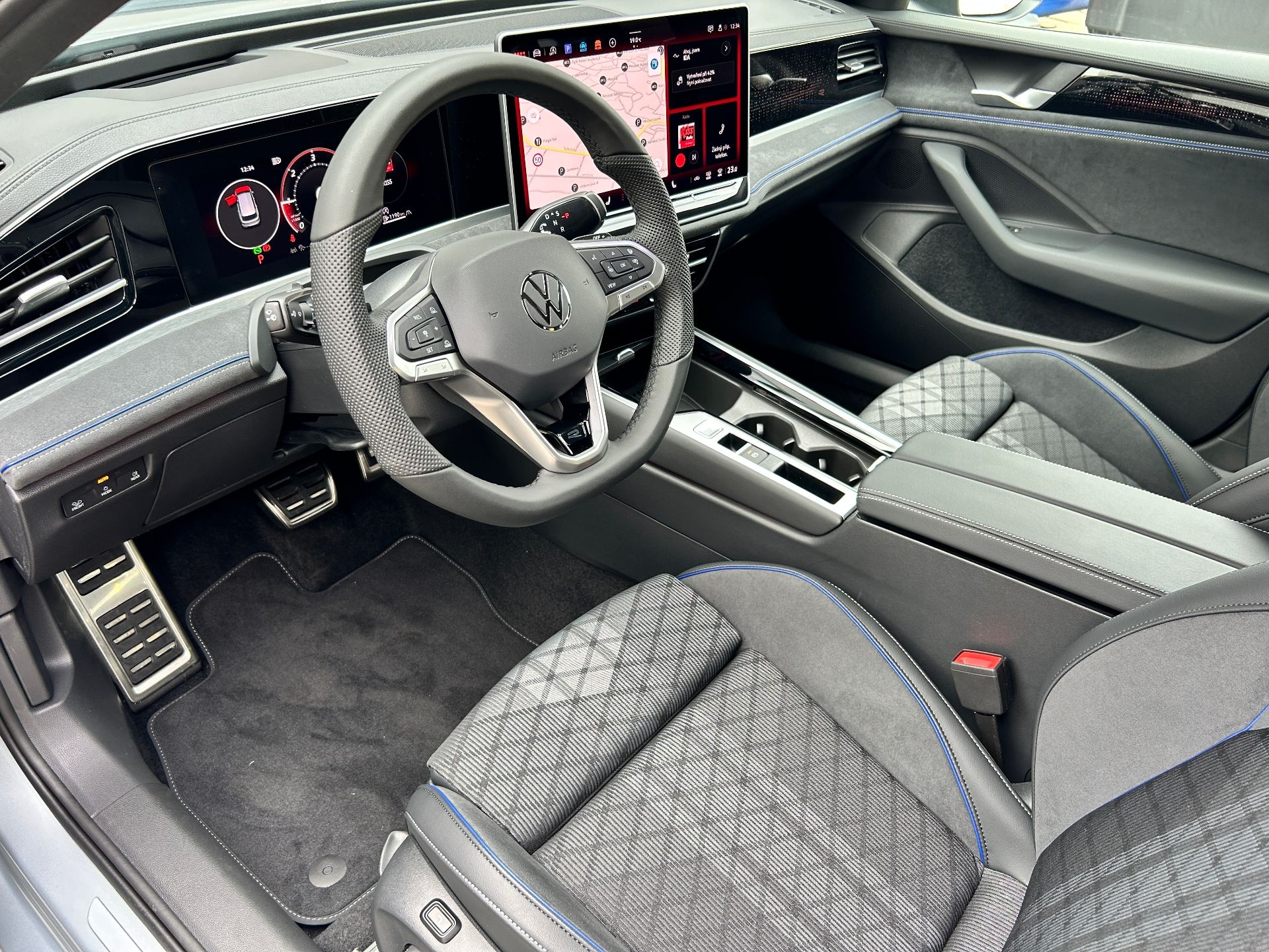 Volkswagen Passat, R-Line 2,0 TDI 110 kW 150PS DS - fotka 5