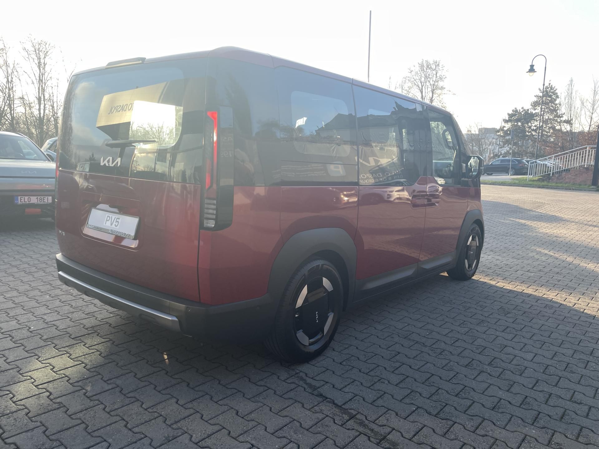 Kia PV5, 5P 4x2 ELITE 120 KW + 71,2 KW - fotka 3