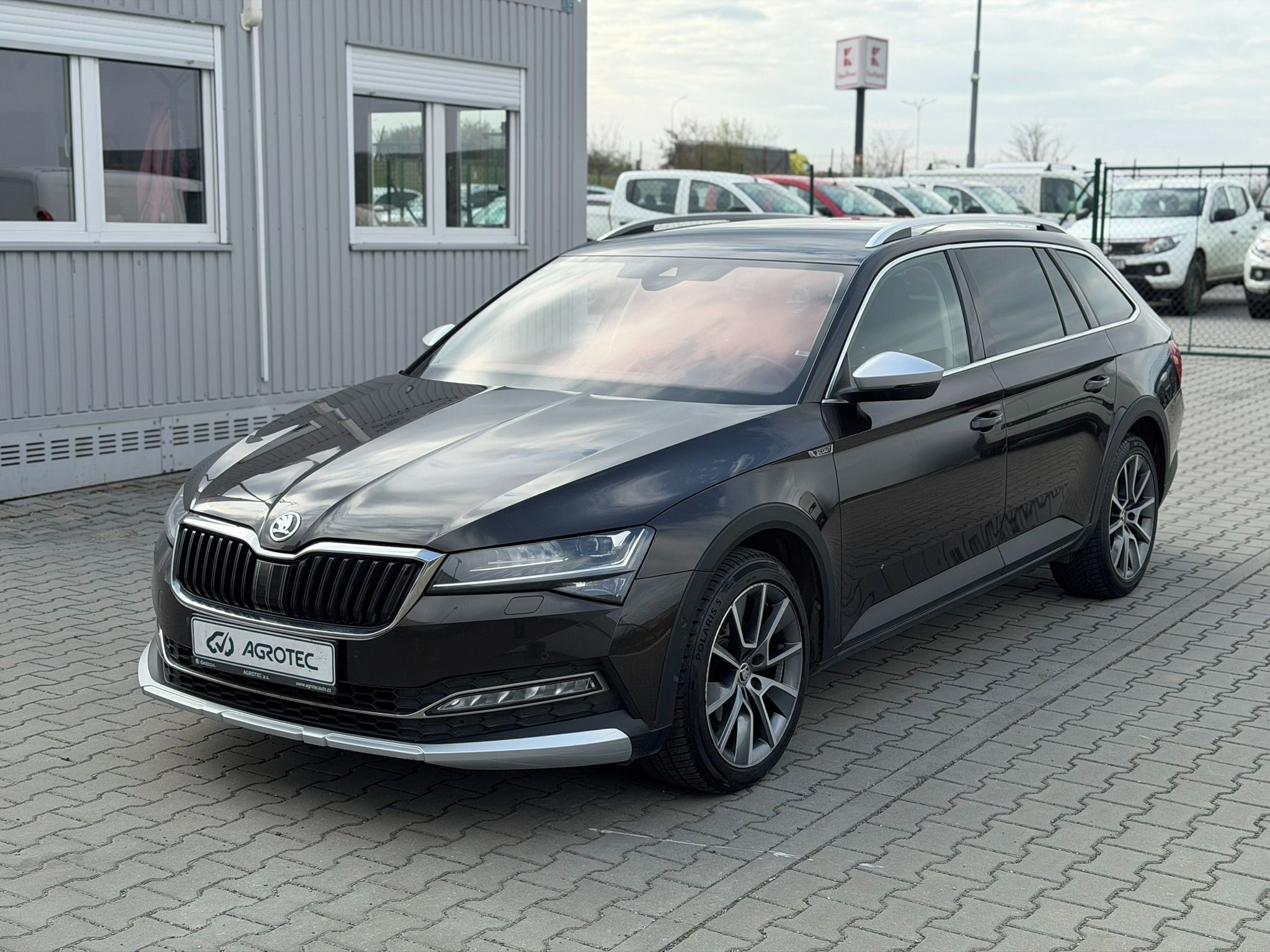 Škoda Superb, 2.0 TDI 147kW Scout Combi 4x4 - fotka 3