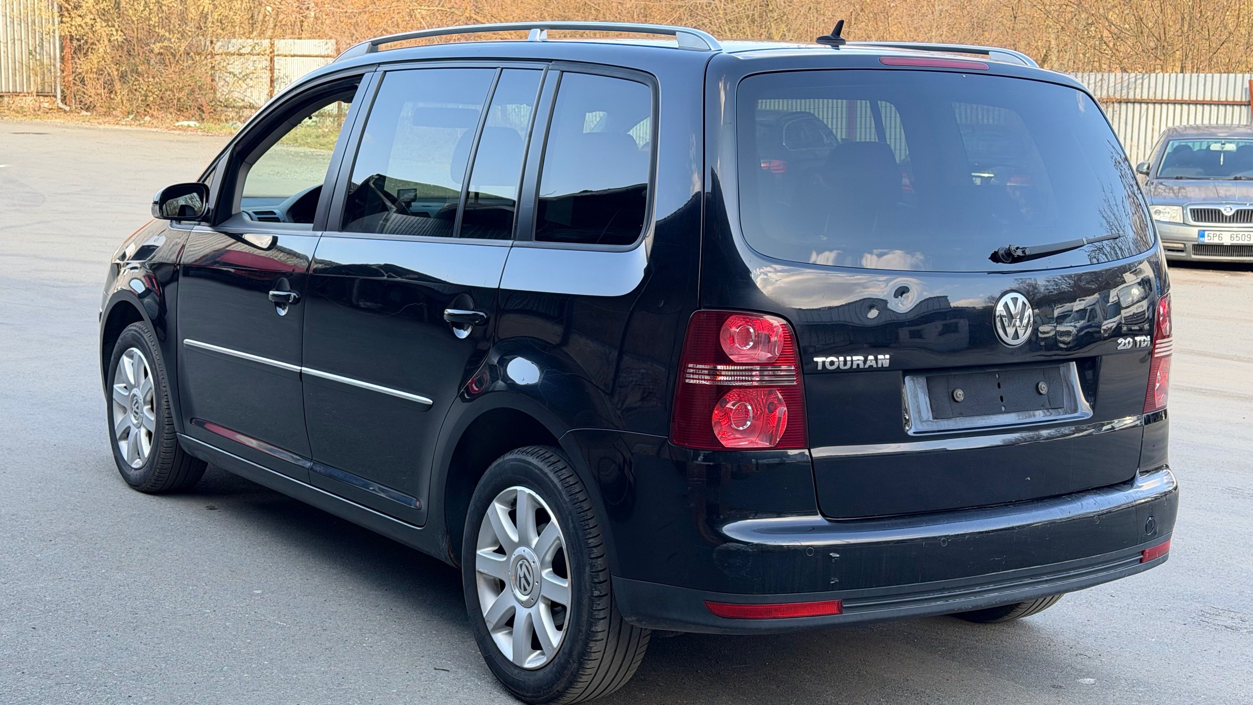Volkswagen Touran, Higline DSG 2.0TDI 7mist kůže - fotka 4