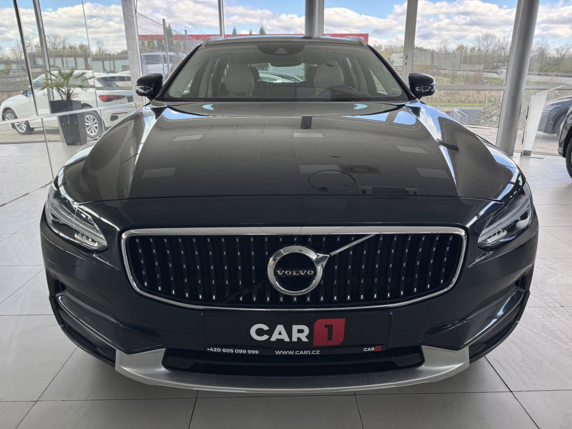Volvo V90, CC*D5 173kW*AWD*KeyLess*Tažné - fotka 3