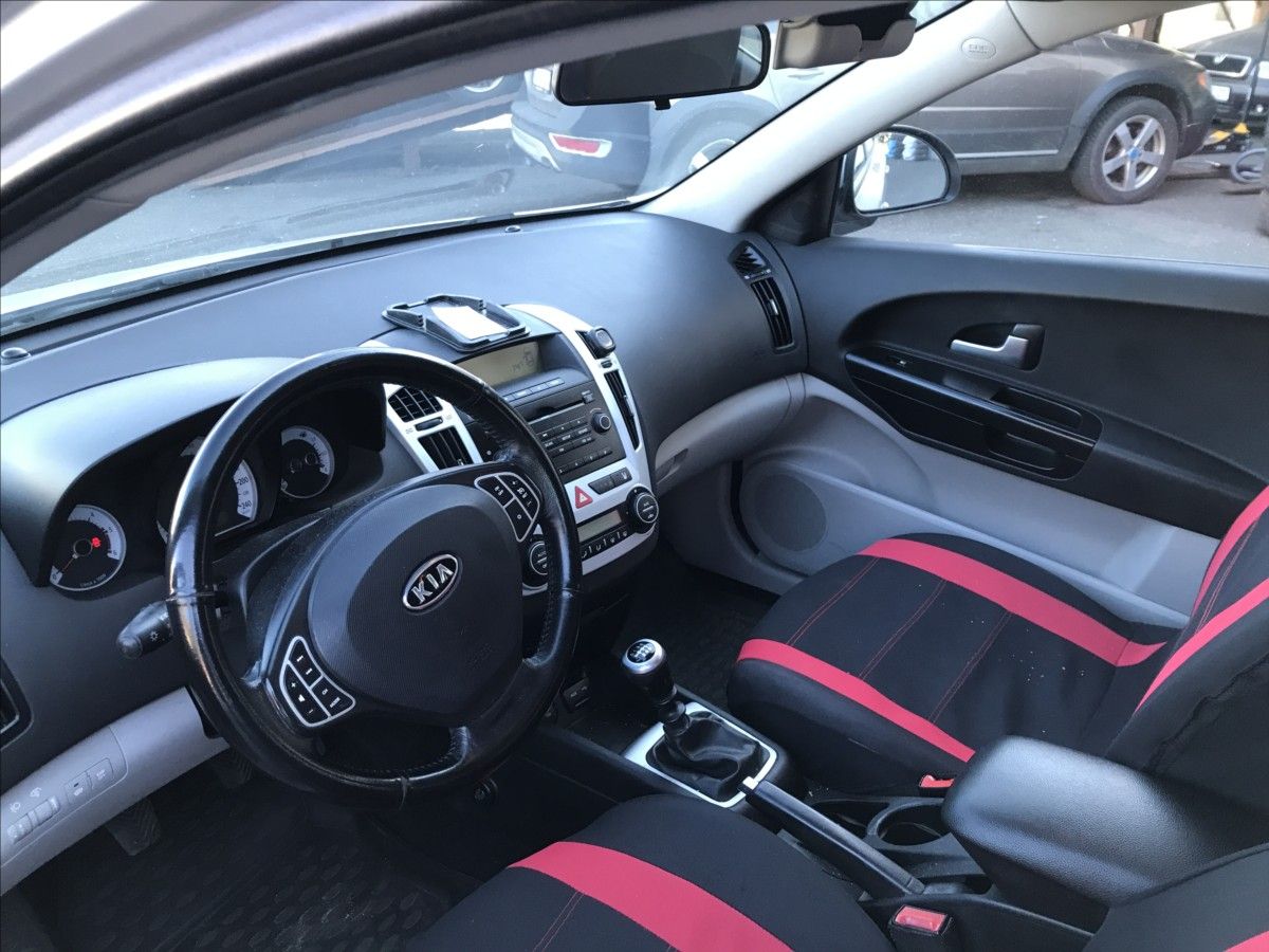 Kia Cee´d, 2,0 CRDi Combi 103kW - fotka 6