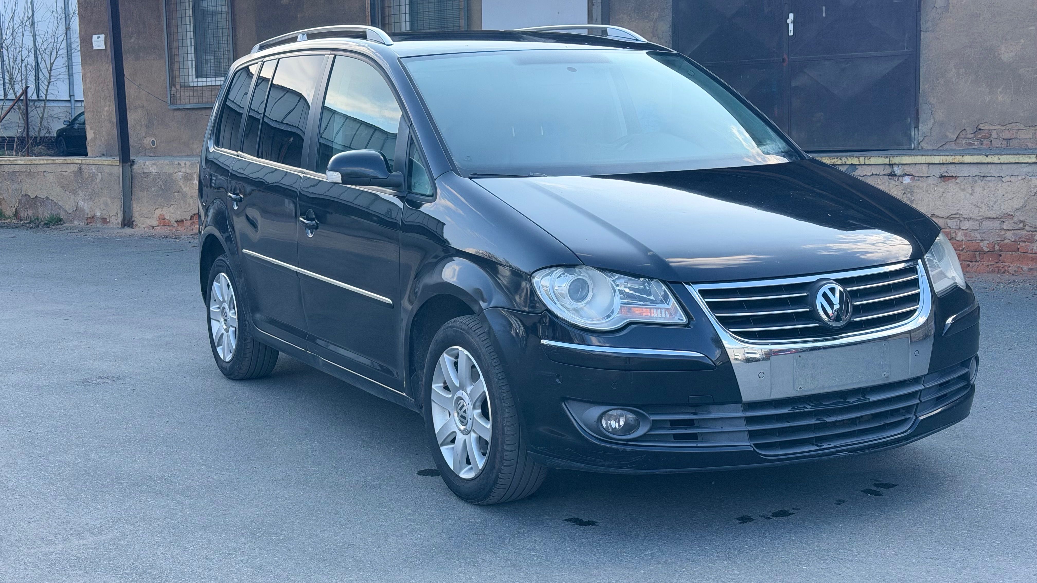 Volkswagen Touran, Higline DSG 2.0TDI 7mist kůže - fotka 3