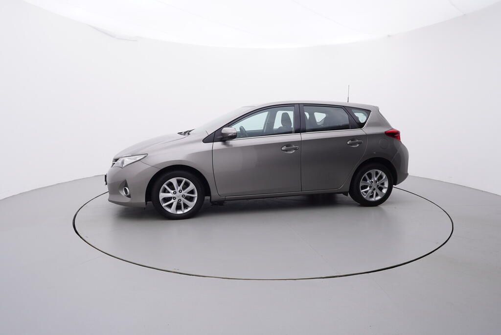 Toyota Auris, Life+ 1.6 97 kW - fotka 2