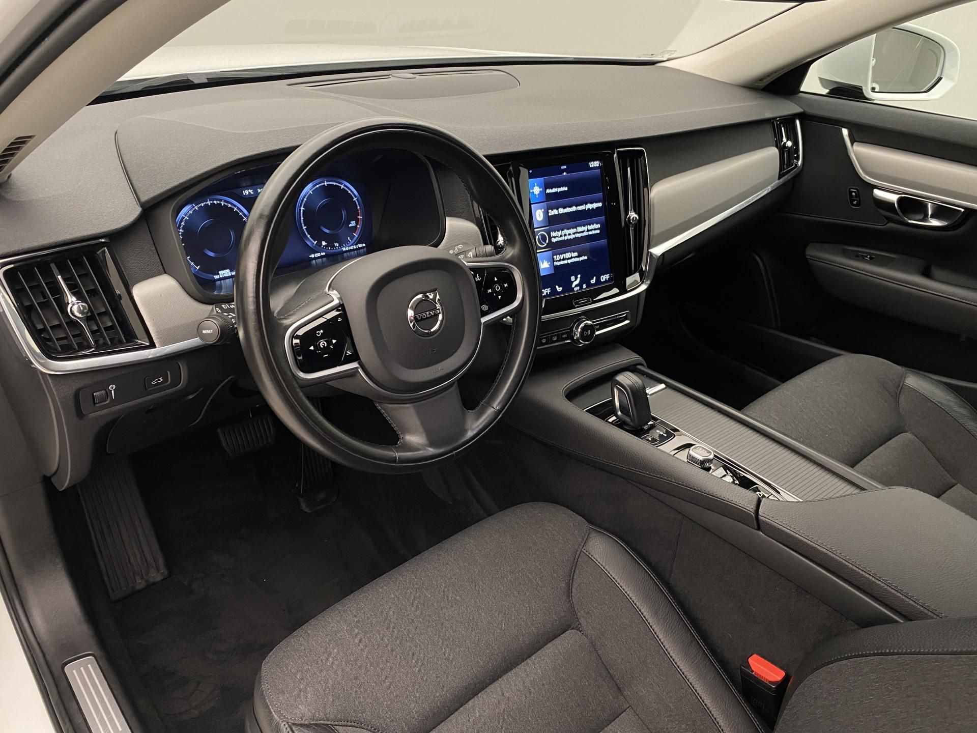 Volvo V90, B4 MOMENTUM AUT CZ - fotka 4