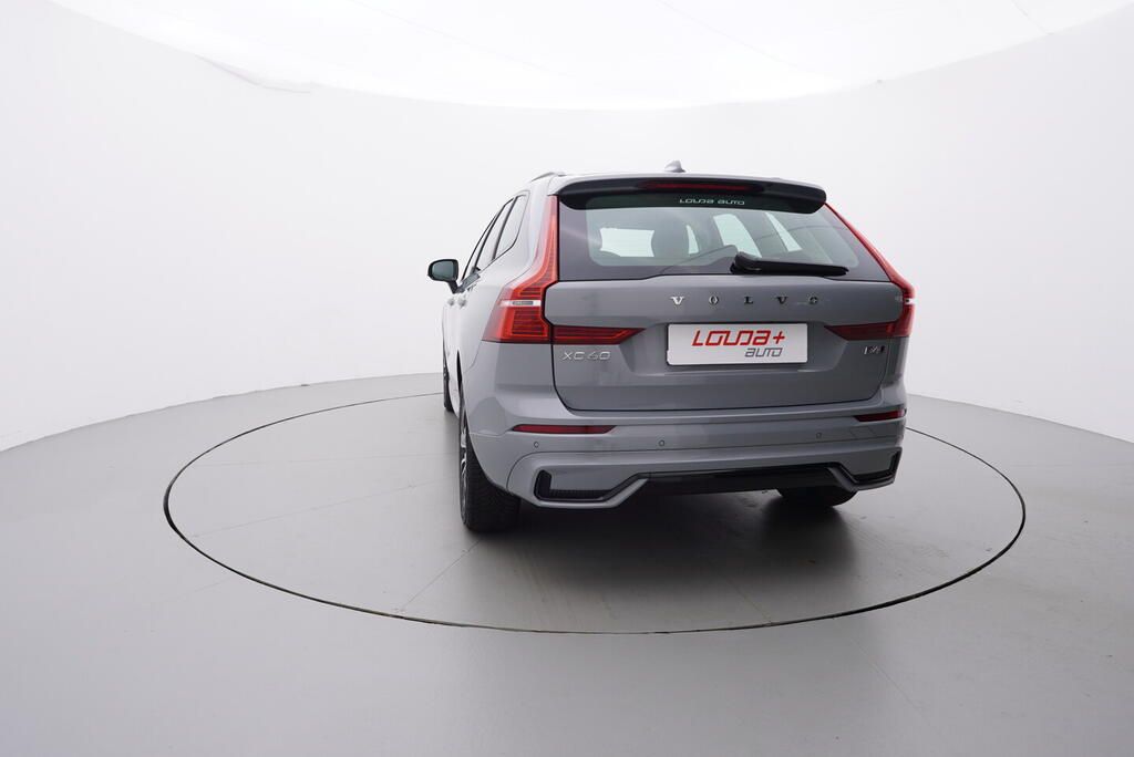 Volvo XC60, Plus Dark 2.0 B4 145 kW - fotka 4
