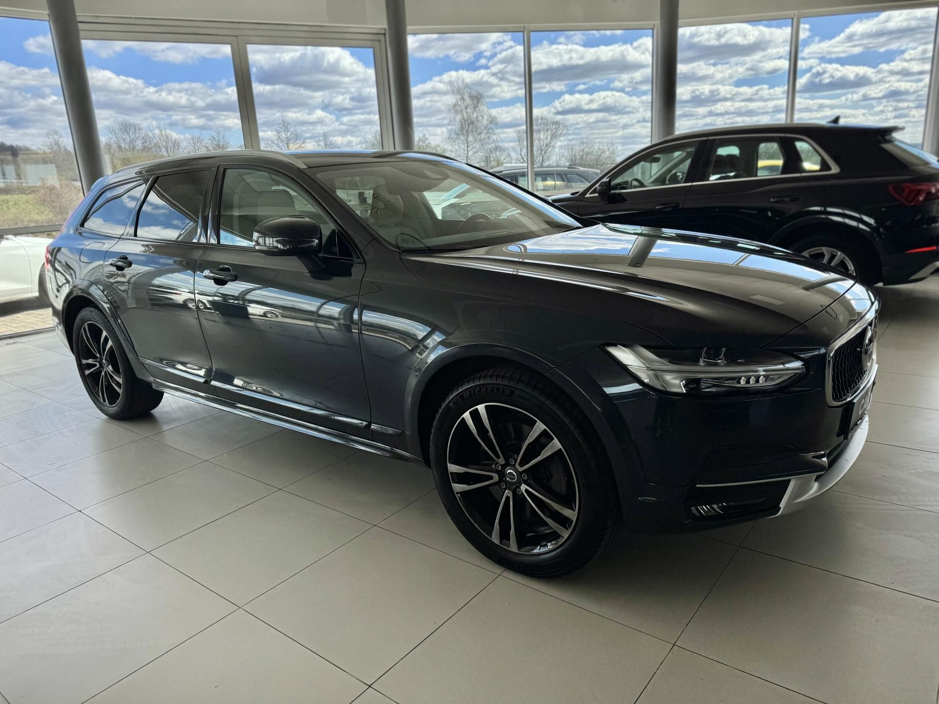 Volvo V90, CC*D5 173kW*AWD*KeyLess*Tažné - fotka 4
