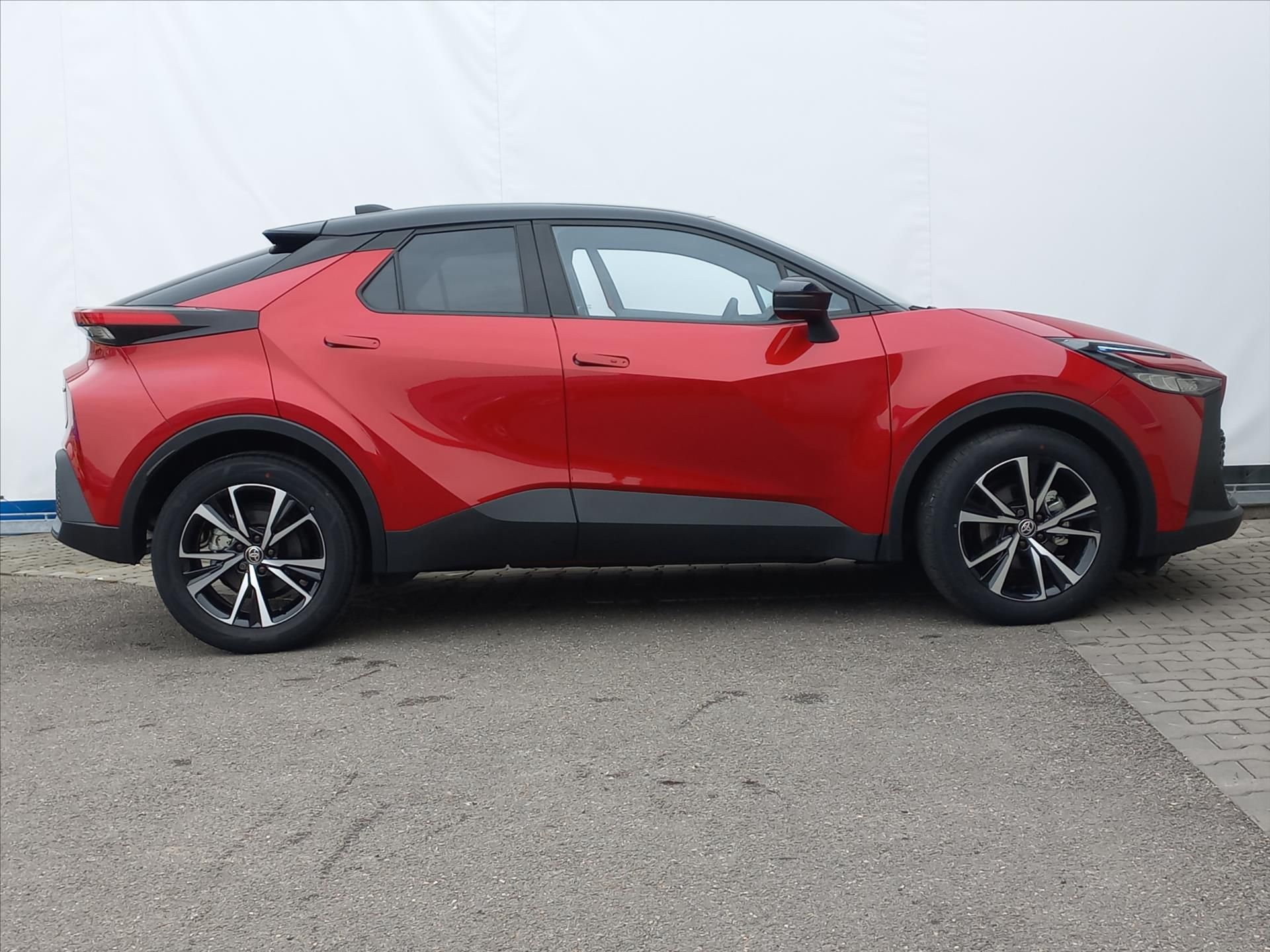 Toyota C-HR, 2,0 Hybrid e-CVT 198k  Style - fotka 2