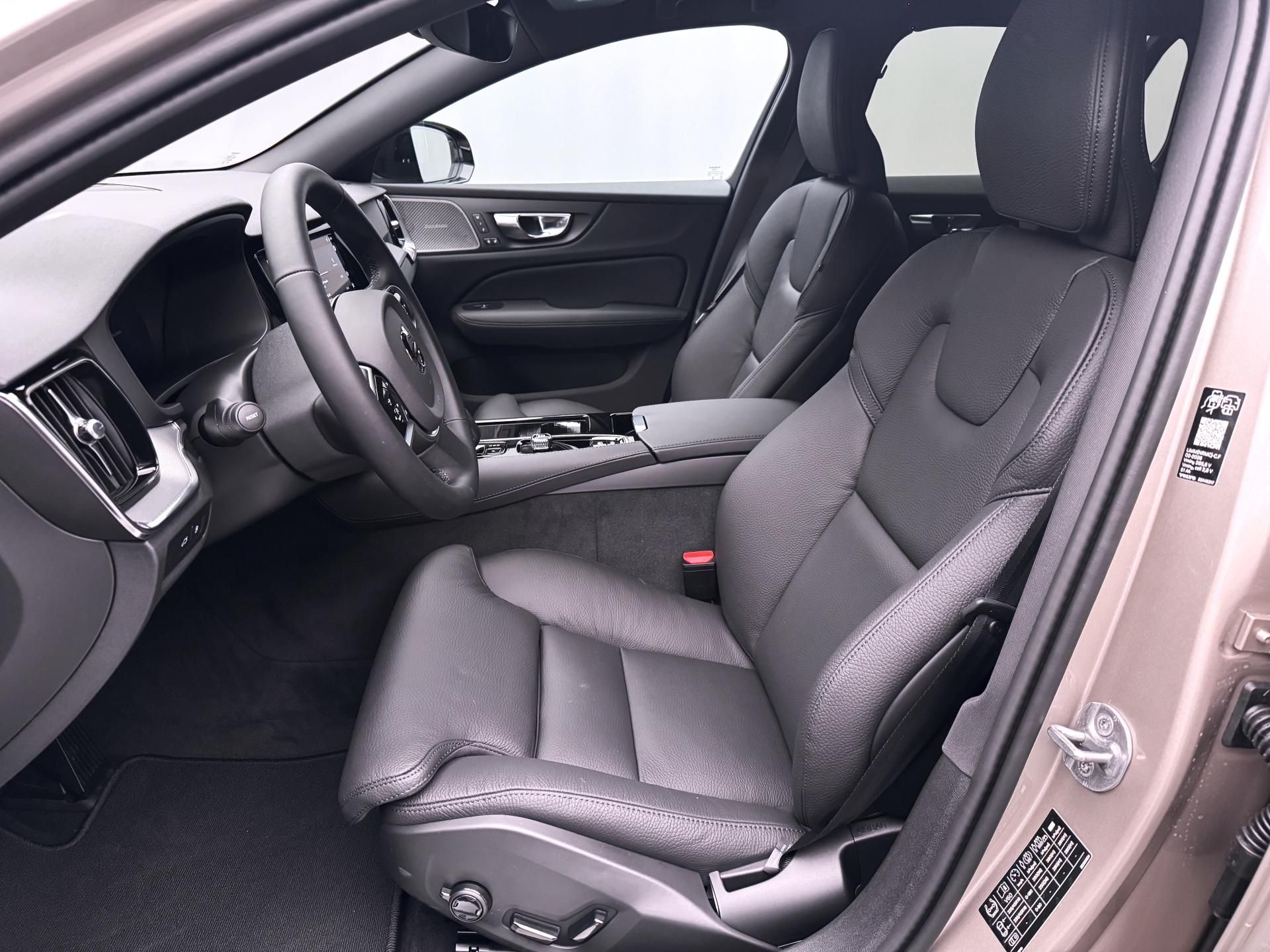 Volvo V60, T6 AWD Plug-in DARK PLUS - fotka 3