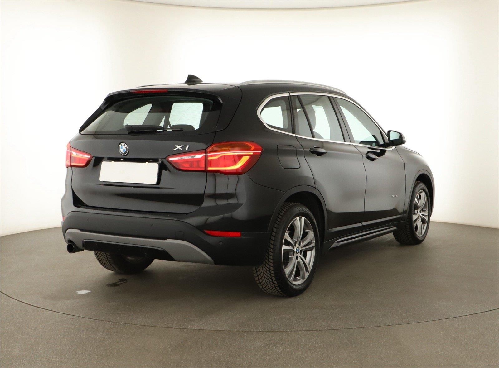 BMW X1, sDrive18i, ČR,1.maj - fotka 5