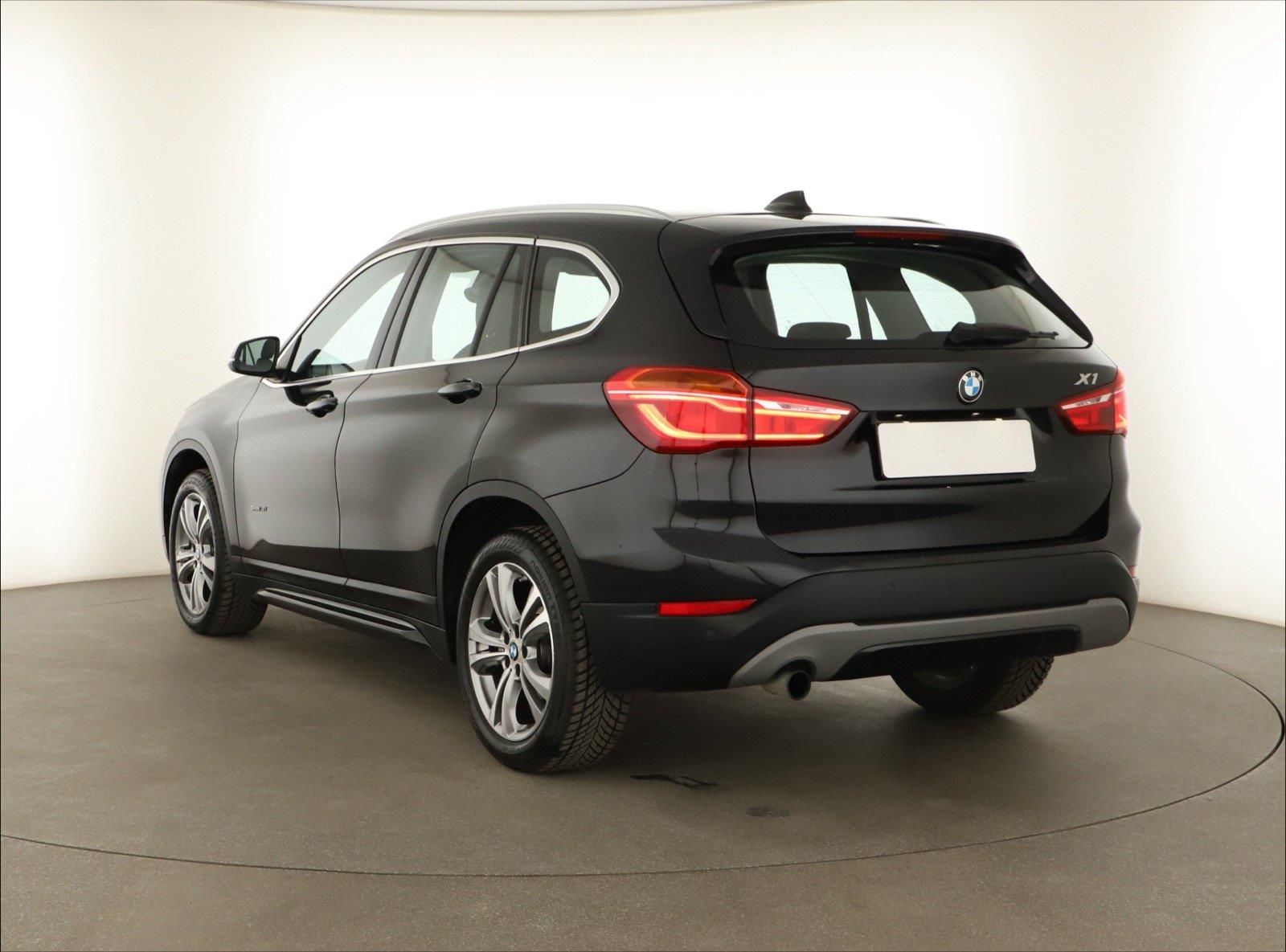 BMW X1, sDrive18i, ČR,1.maj - fotka 4