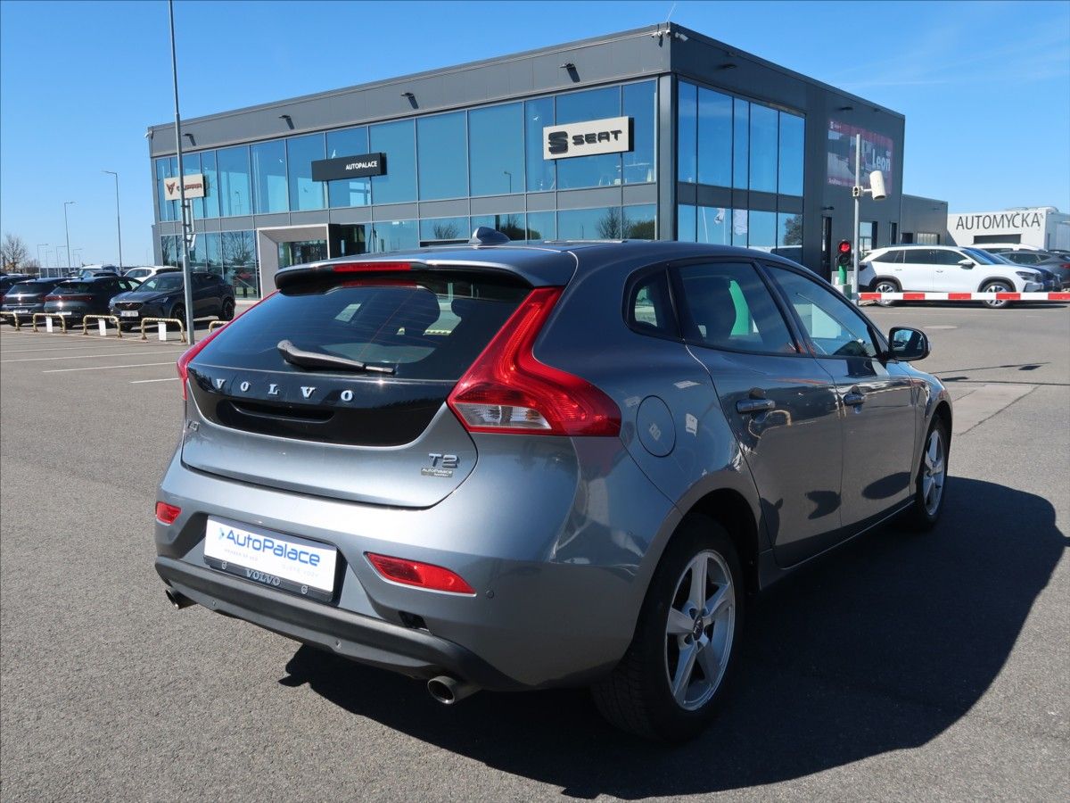 Volvo V40, 1,6 T2 MAN ČR KINETIC - fotka 2