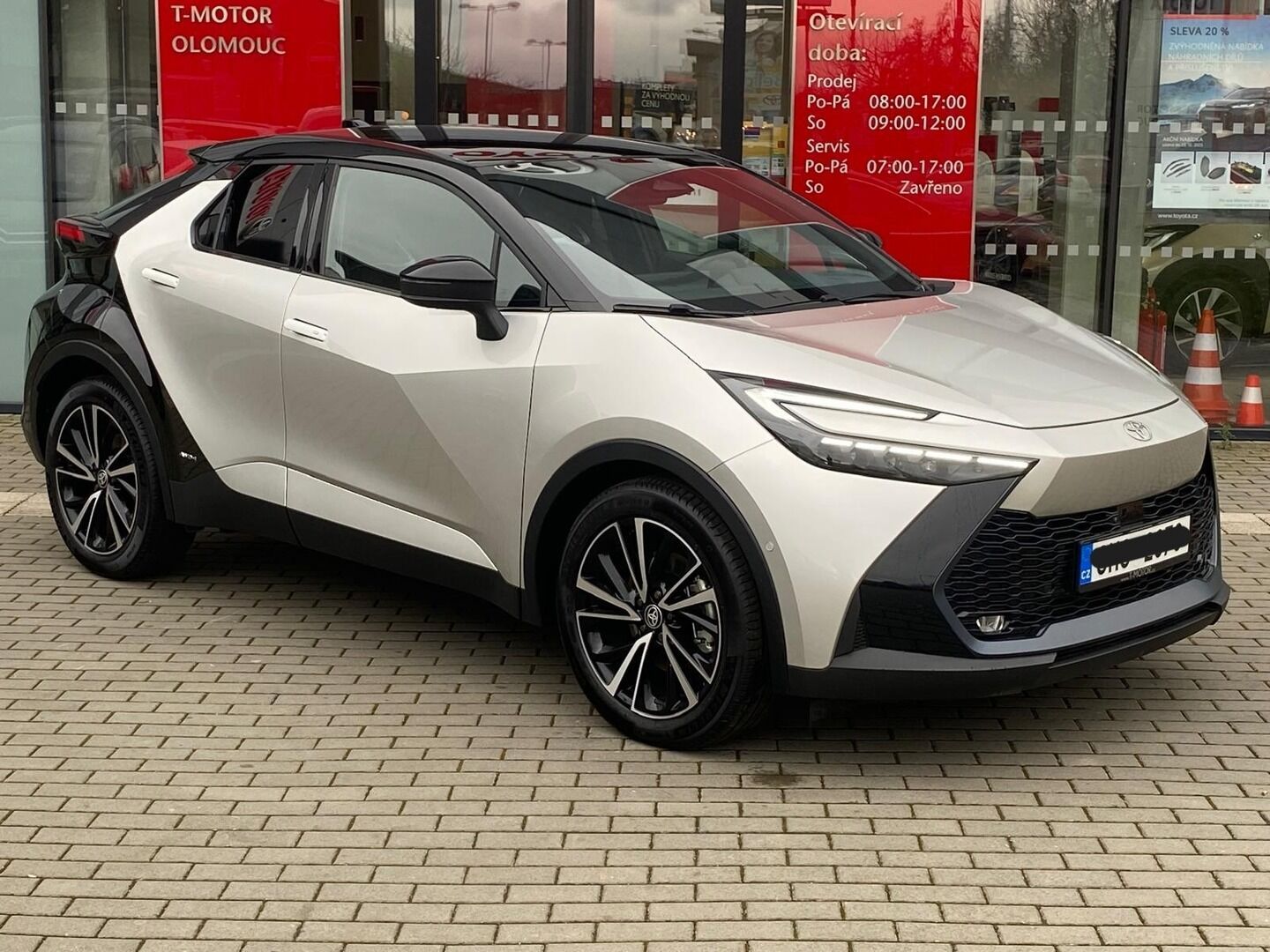 Toyota C-HR, 2,0 Hybrid Executive Premiere - fotka 4