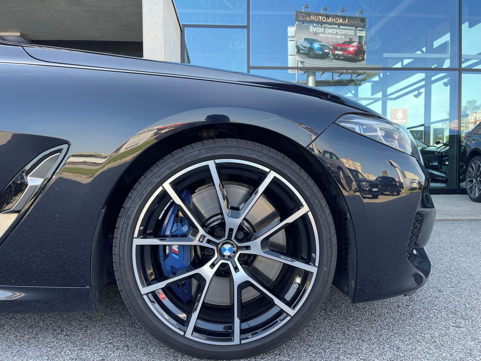 BMW Řada 8, M850i xDrive Coupé 08/2025 - fotka 5