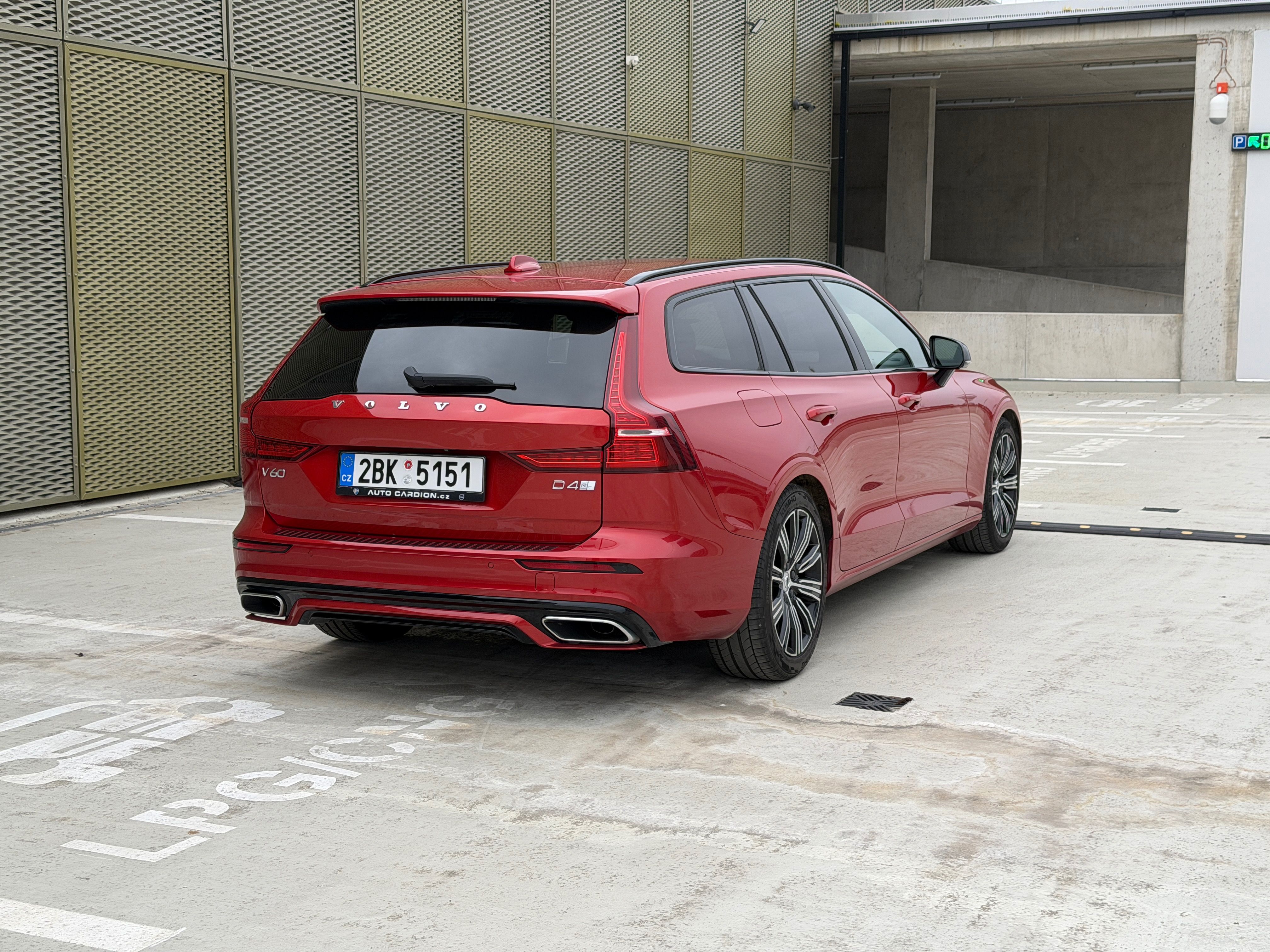 Volvo V60, D4 FWD R-DESIGN POLESTAR - fotka 4