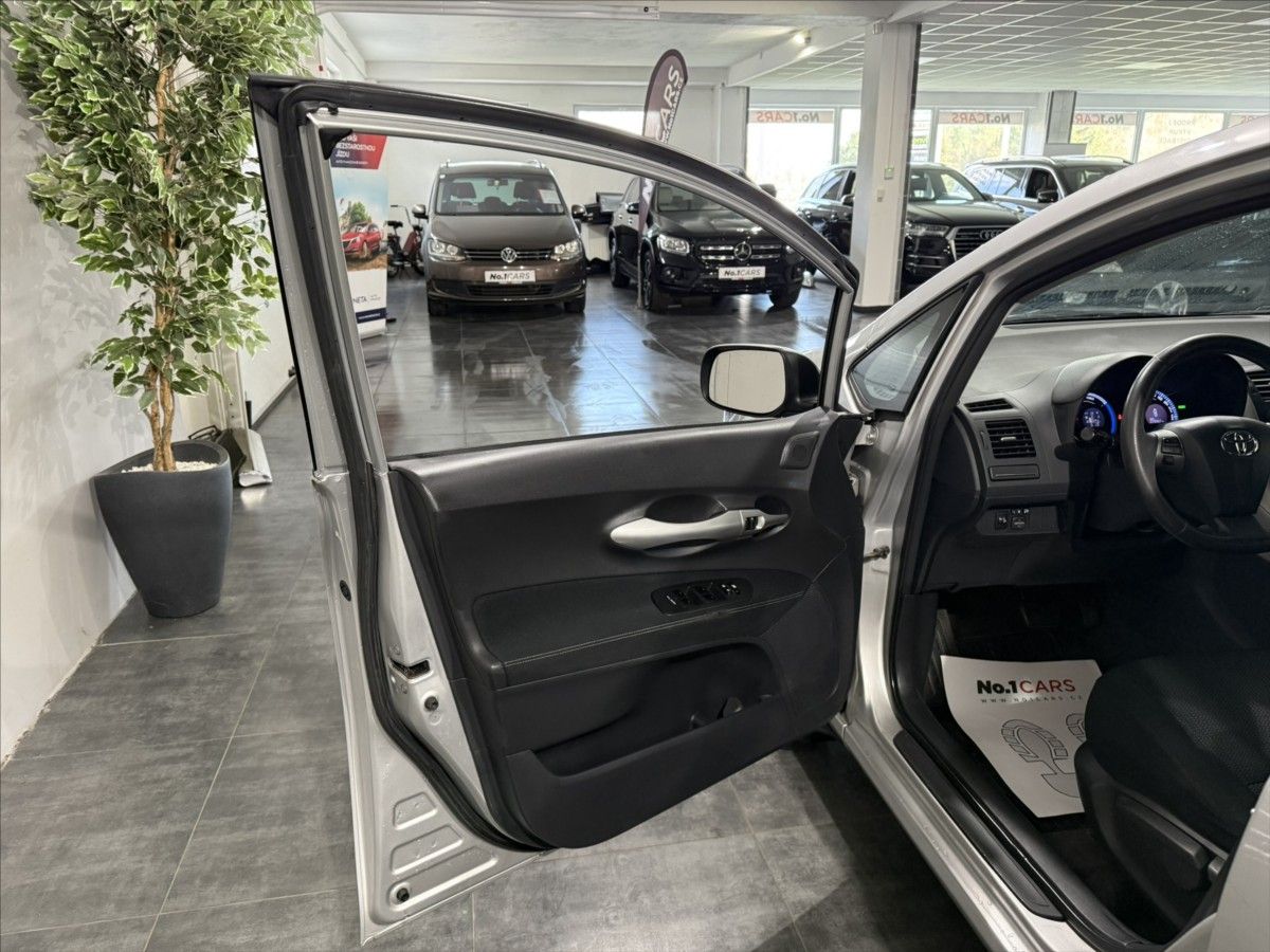 Toyota Auris, 1,8   HYBRID AUTOMAT STK ALU - fotka 6