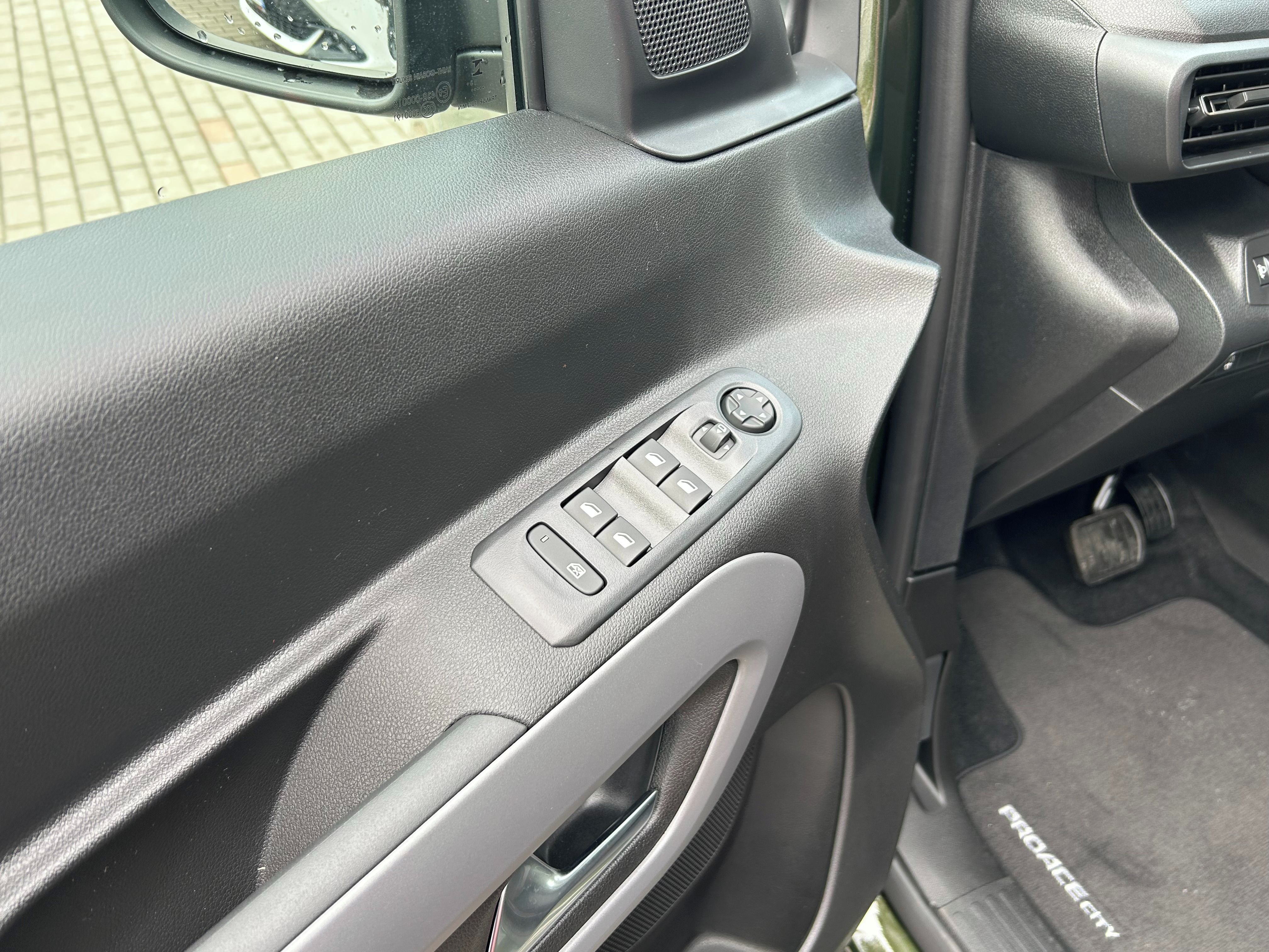 Toyota Proace City Verso, Long 1,5D 130 AT Family 7 míst - fotka 5