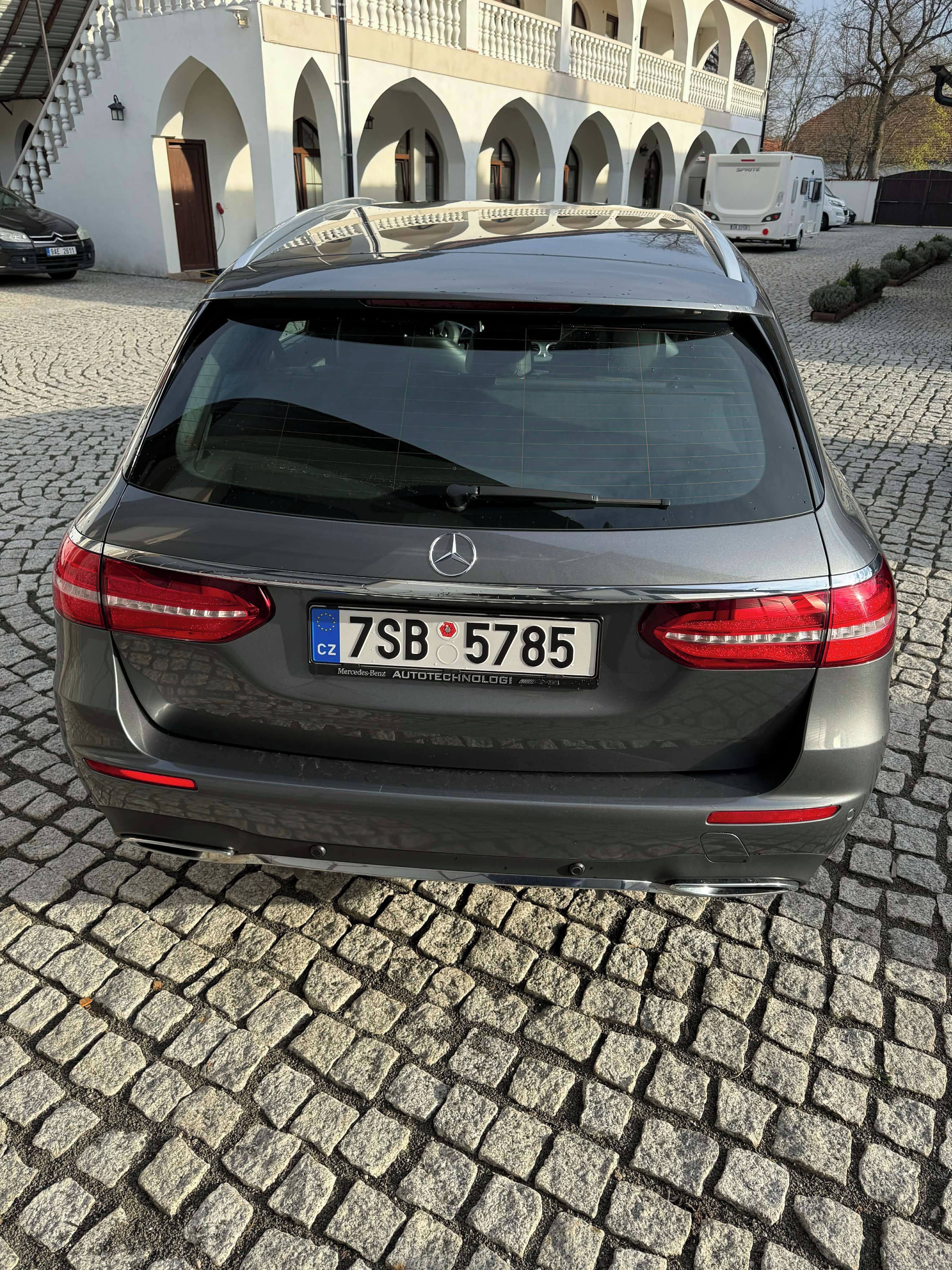 Mercedes-Benz Třídy E, 220d AMG Line - fotka 4