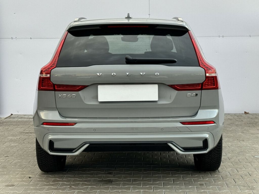 Volvo XC60, PLUS DARK B4 AWD 145kW - fotka 6