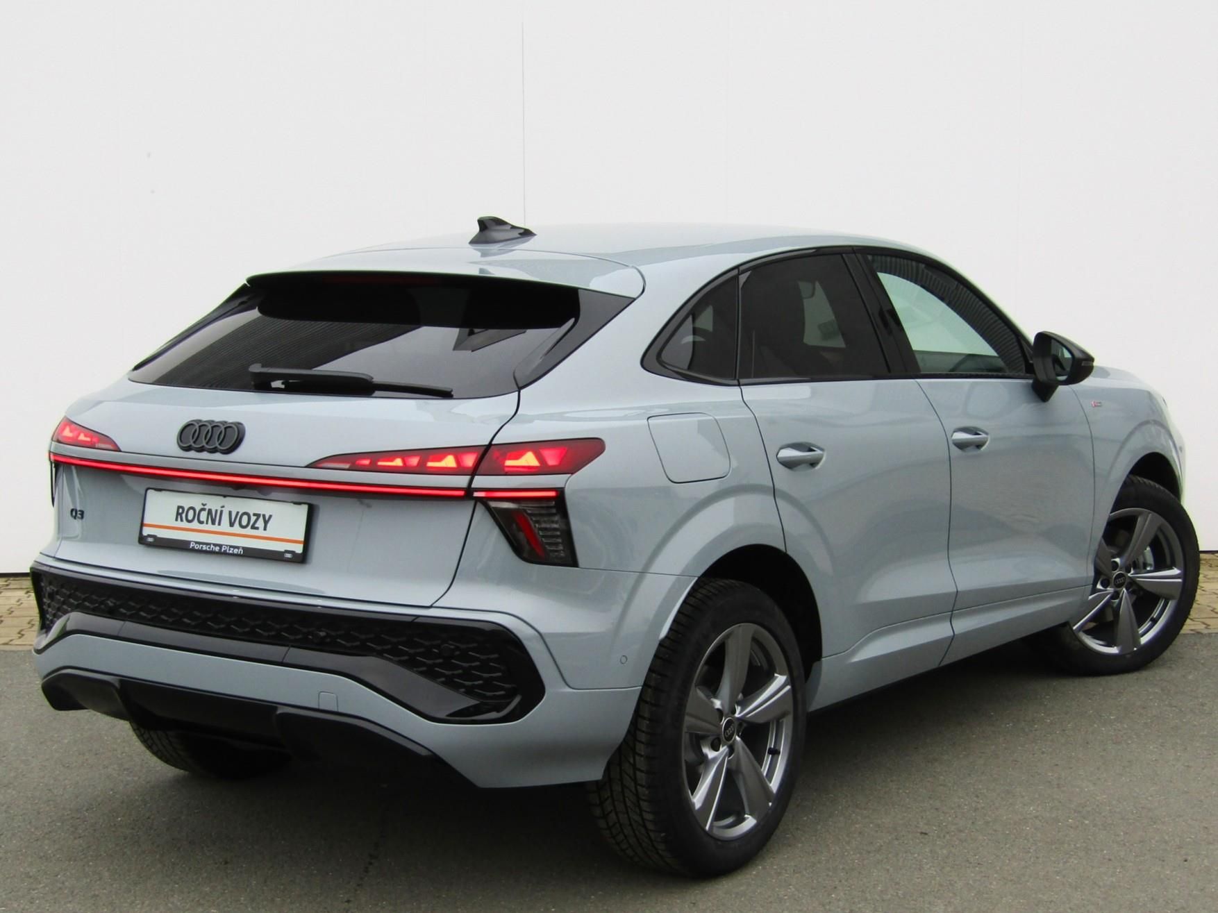 Audi Q3, 2,0 TDI 110 kW - fotka 2