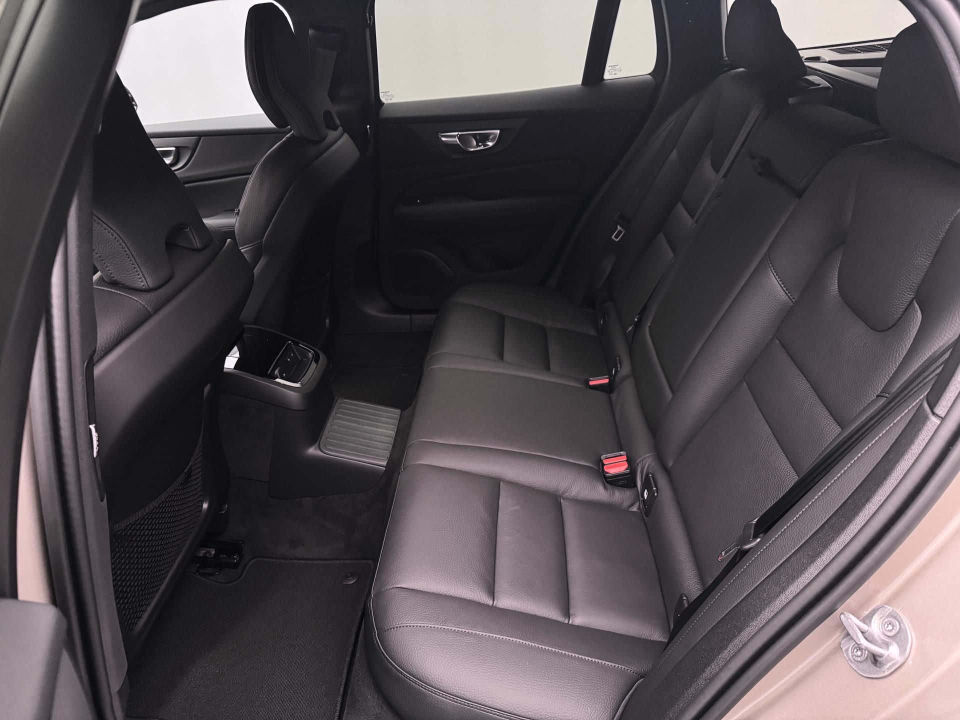 Volvo V60, T6 AWD Plug-in DARK PLUS - fotka 6
