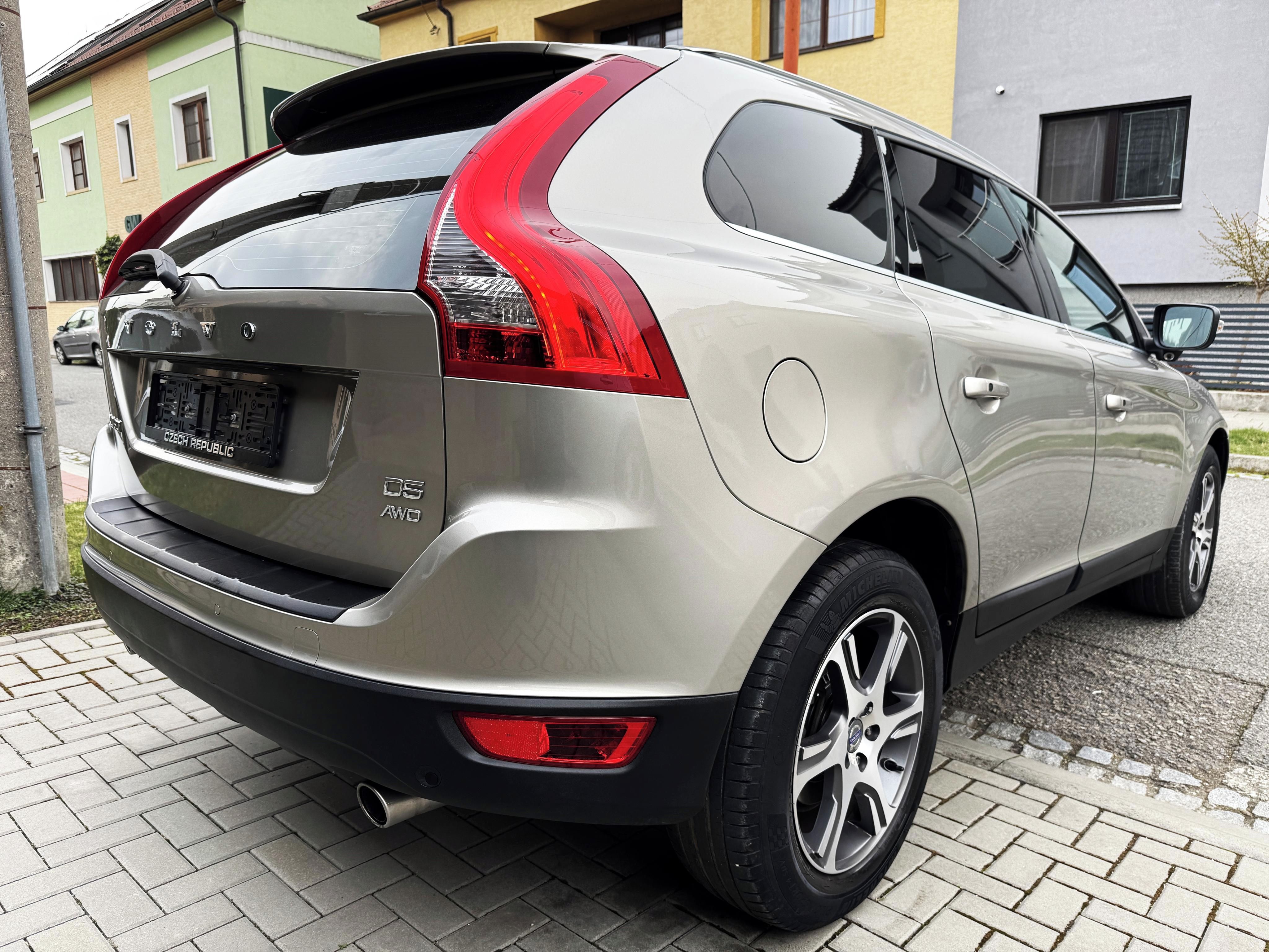 Volvo XC60, VOLVO XC60 2.4D5 4x4,NAVI,KŮŽE - fotka 5