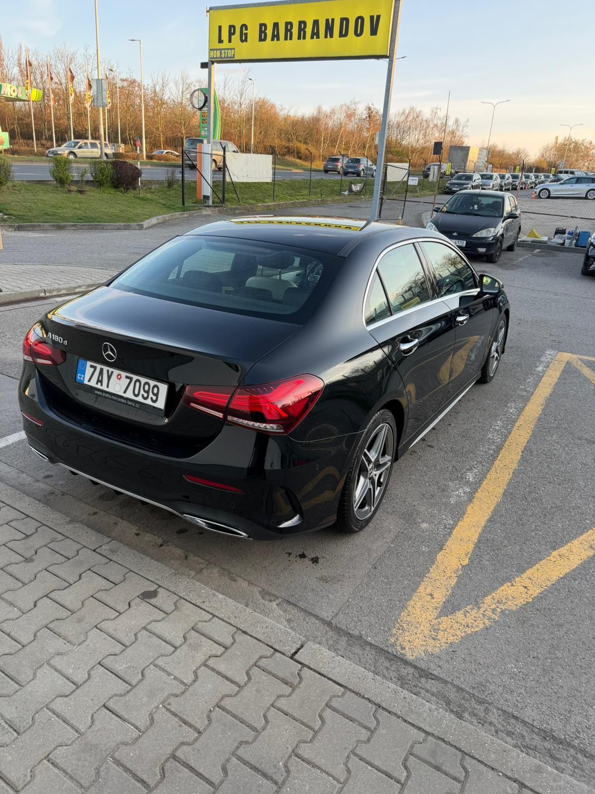 Mercedes-Benz Třídy A, Mercedes-Benz A180d sedan - fotka 4