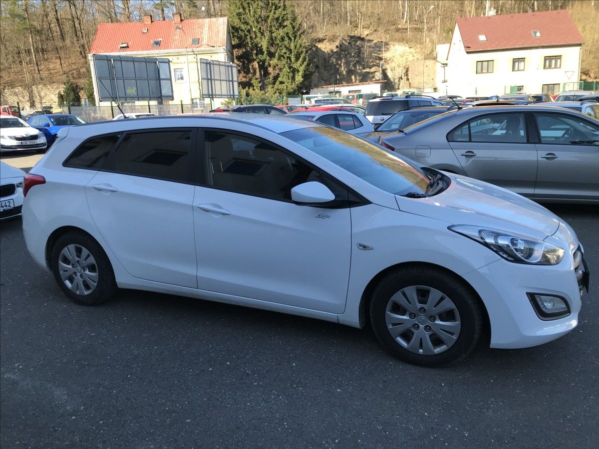 Hyundai i30, 1,6 CRDi Combi 81kW - fotka 4