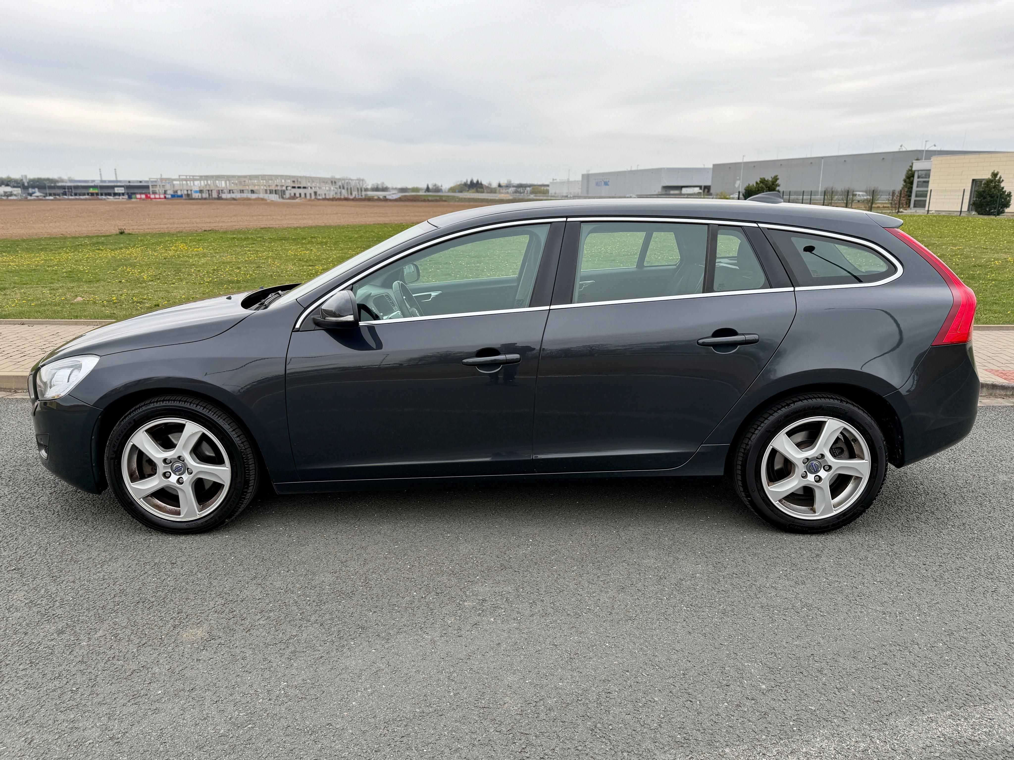 Volvo V60, 1.6 D XENONY NAVIGACE SERVISKA - fotka 2