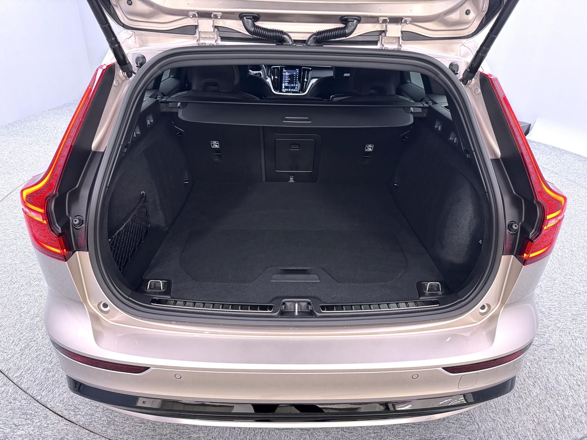 Volvo V60, T6 AWD Plug-in DARK PLUS - fotka 5
