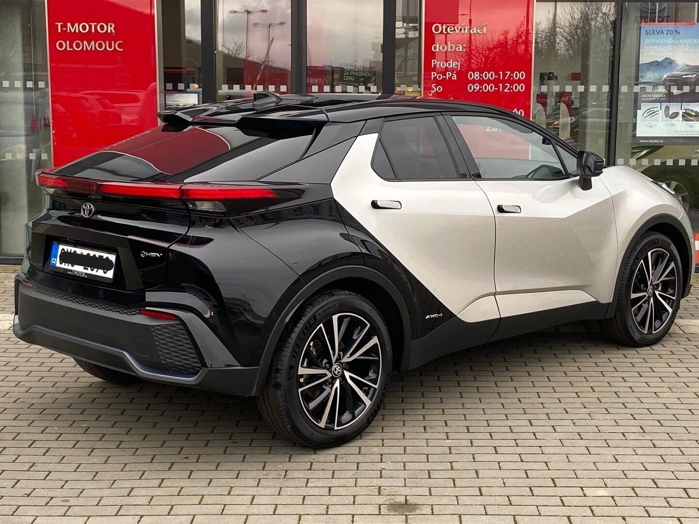 Toyota C-HR, 2,0 Hybrid Executive Premiere - fotka 3